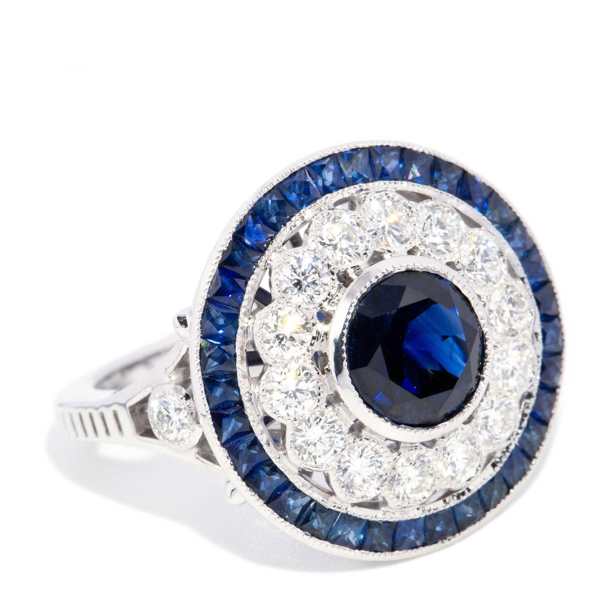 Anillo Halo Contemporáneo de Zafiro Azul y Diamante de 1,75 Quilates y Oro Blanco de 18 Quilates en Nuevo estado para la venta en Hamilton, AU