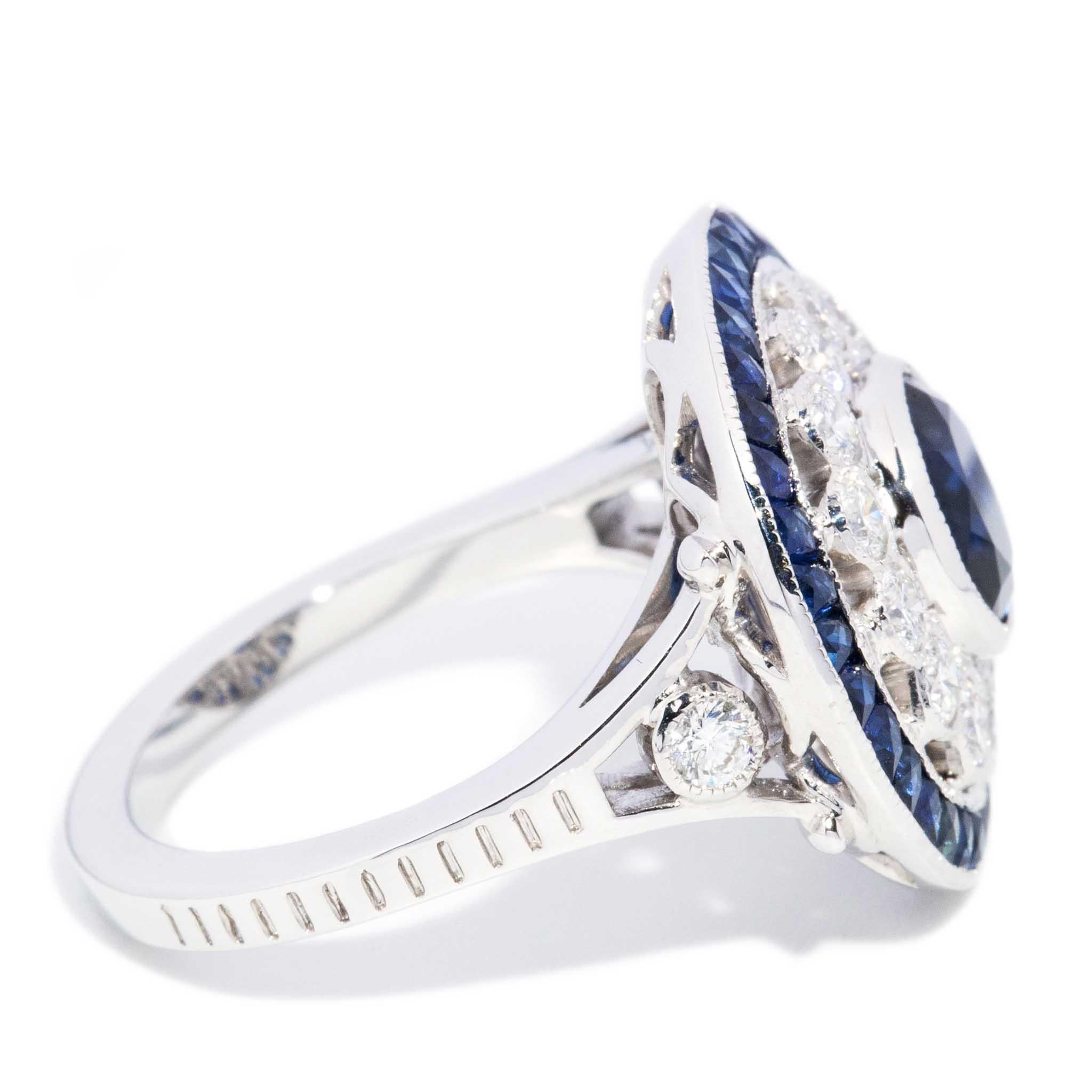 Anillo Halo Contemporáneo de Zafiro Azul y Diamante de 1,75 Quilates y Oro Blanco de 18 Quilates en venta 2
