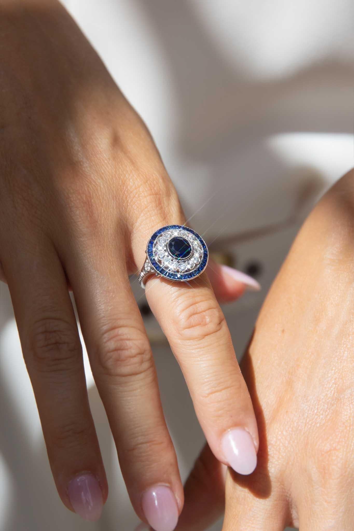 Anillo Halo Contemporáneo de Zafiro Azul y Diamante de 1,75 Quilates y Oro Blanco de 18 Quilates en venta 3