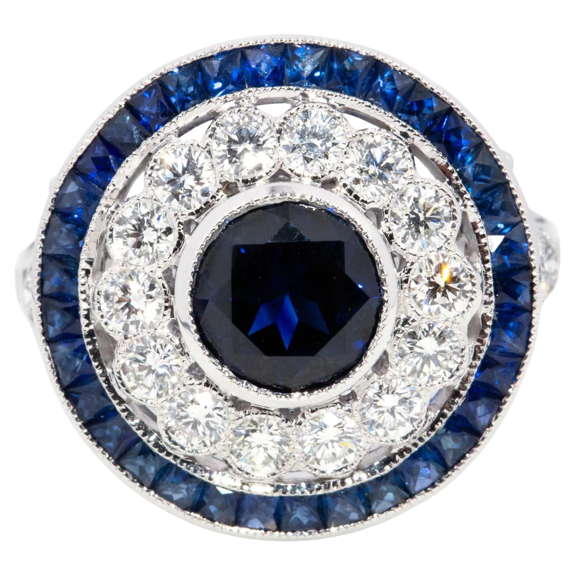 Anillo Halo Contemporáneo de Zafiro Azul y Diamante de 1,75 Quilates y Oro Blanco de 18 Quilates en venta