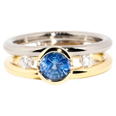 Contemporary 18 Carat Gold 0.88 Carat Ceylon Sapphire & Diamond Parallel Band