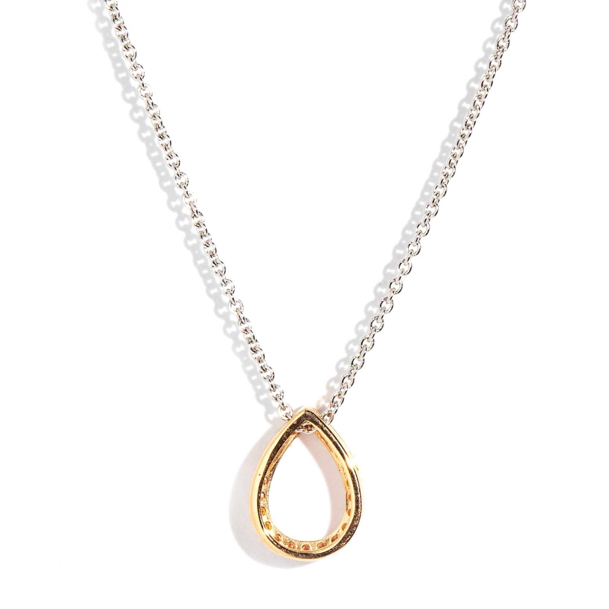 Elaborado en oro blanco y rosa de 18 quilates, este precioso collar minimalista y contemporáneo es una fina cadena de oro blanco con una hermosa lágrima de oro rosa adornada con diamantes rosas Argyle. El Collar Merredin es un adorno maravilloso