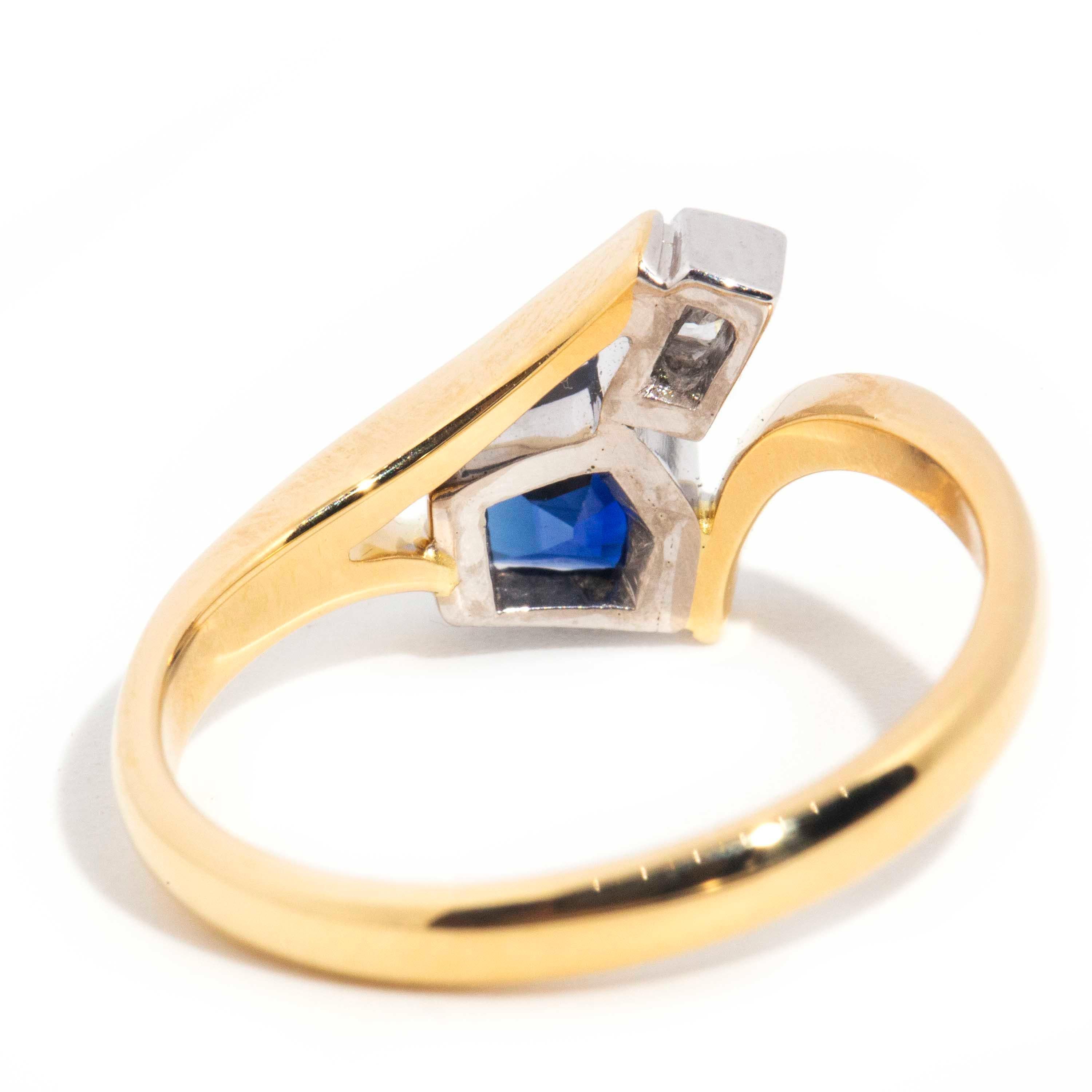 Contemporary 18 Carat Gold Freeform Ceylon Sapphire and Diamond Crossover Ring In Good Condition For Sale In Hamilton, AU