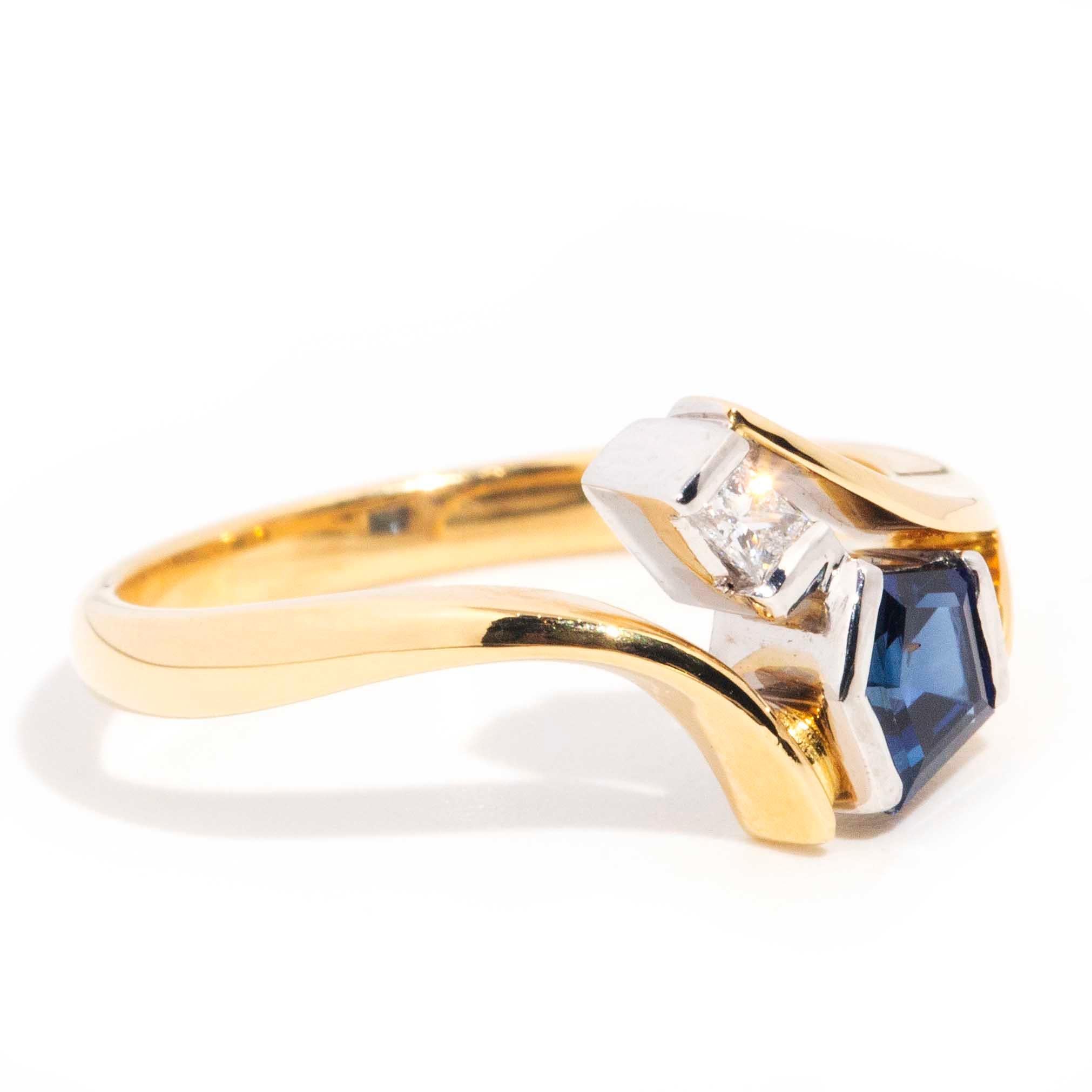 Contemporary 18 Carat Gold Freeform Ceylon Sapphire and Diamond Crossover Ring For Sale 1