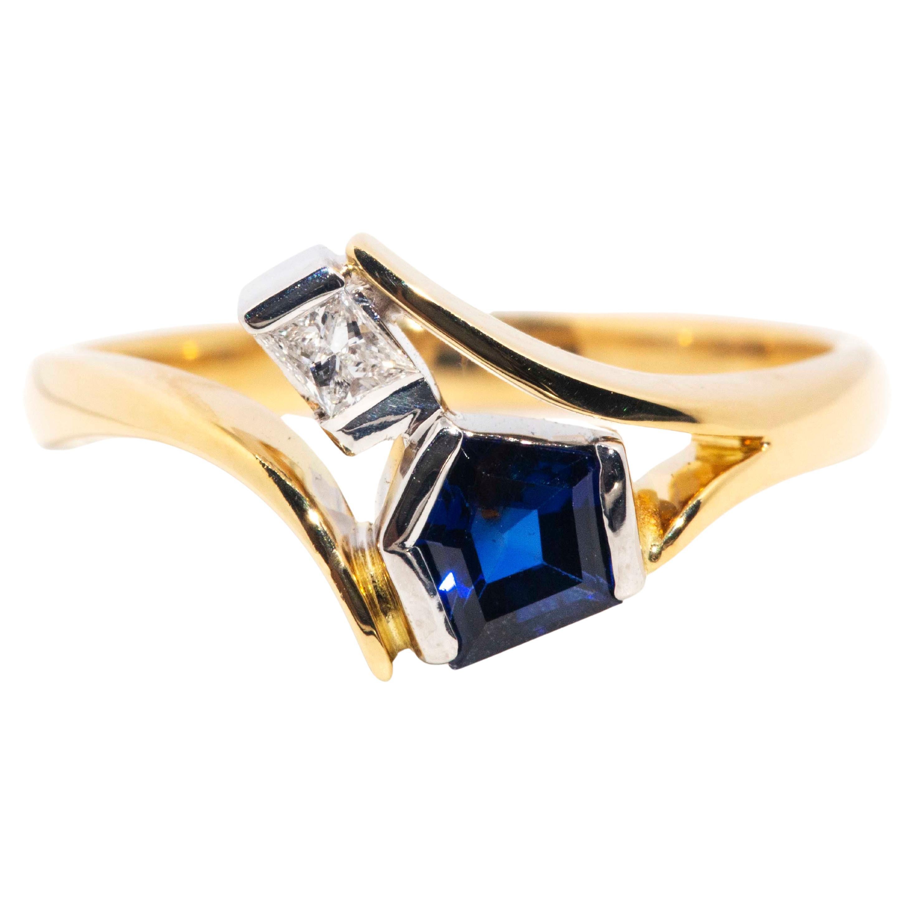 Contemporary 18 Carat Gold Freeform Ceylon Sapphire and Diamond Crossover Ring For Sale