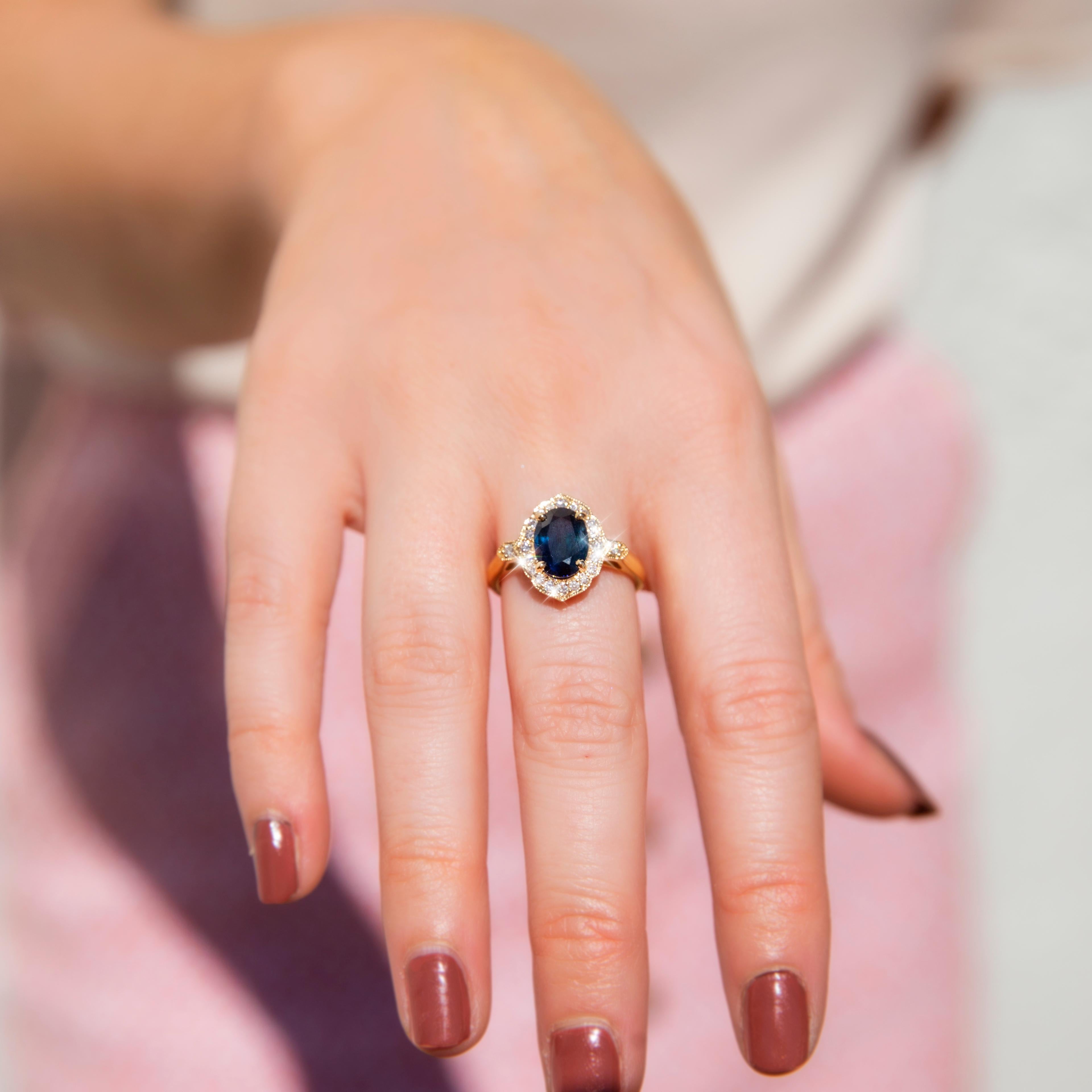 Contemporary 18 Carat Gold Teal and Blue Sapphire and Diamond Halo Cluster Ring In New Condition In Hamilton, AU