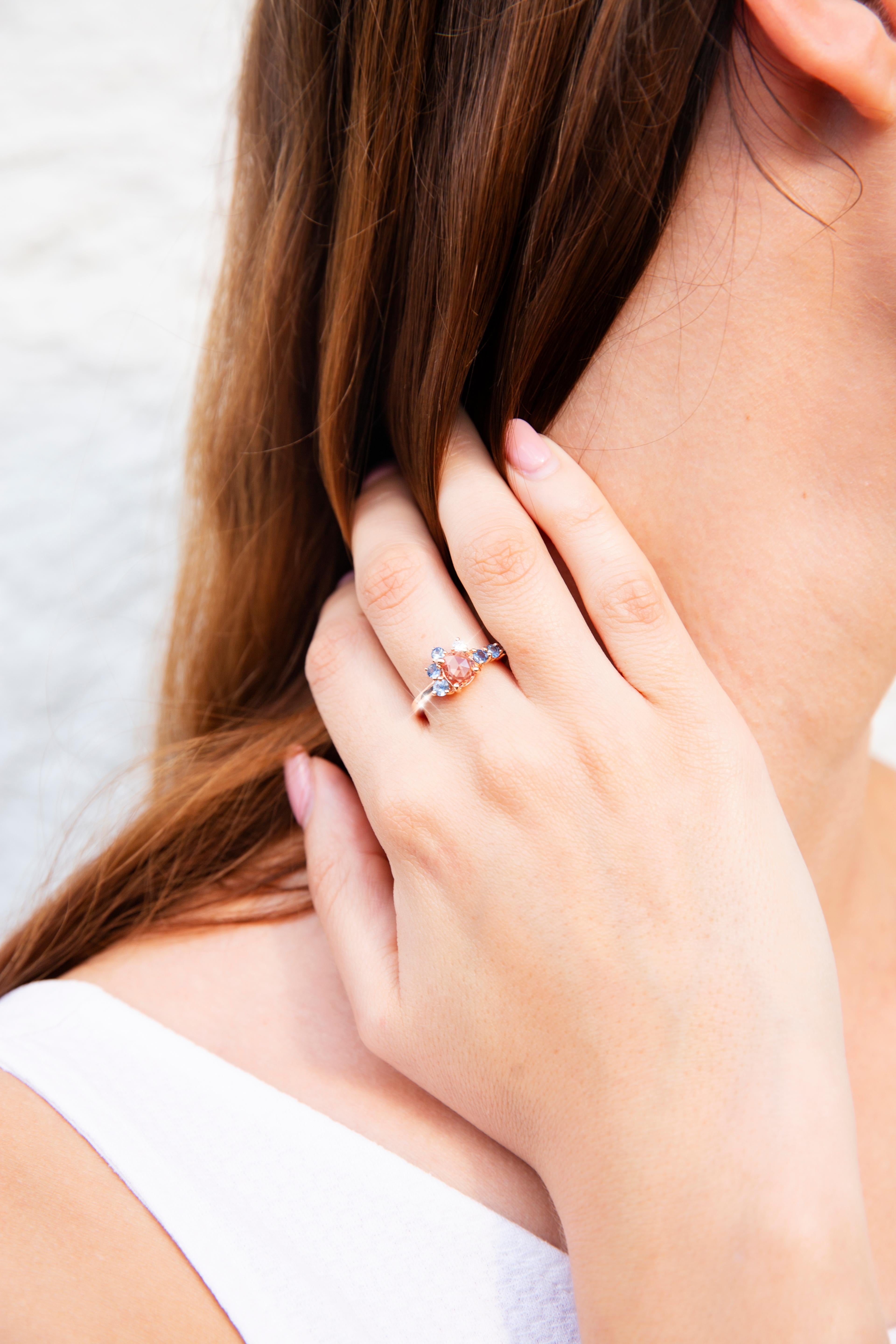 Zeitgenössischer Cluster-Ring aus 18 Karat Roségold mit Pfirsich und blauem Saphir und Diamant 1
