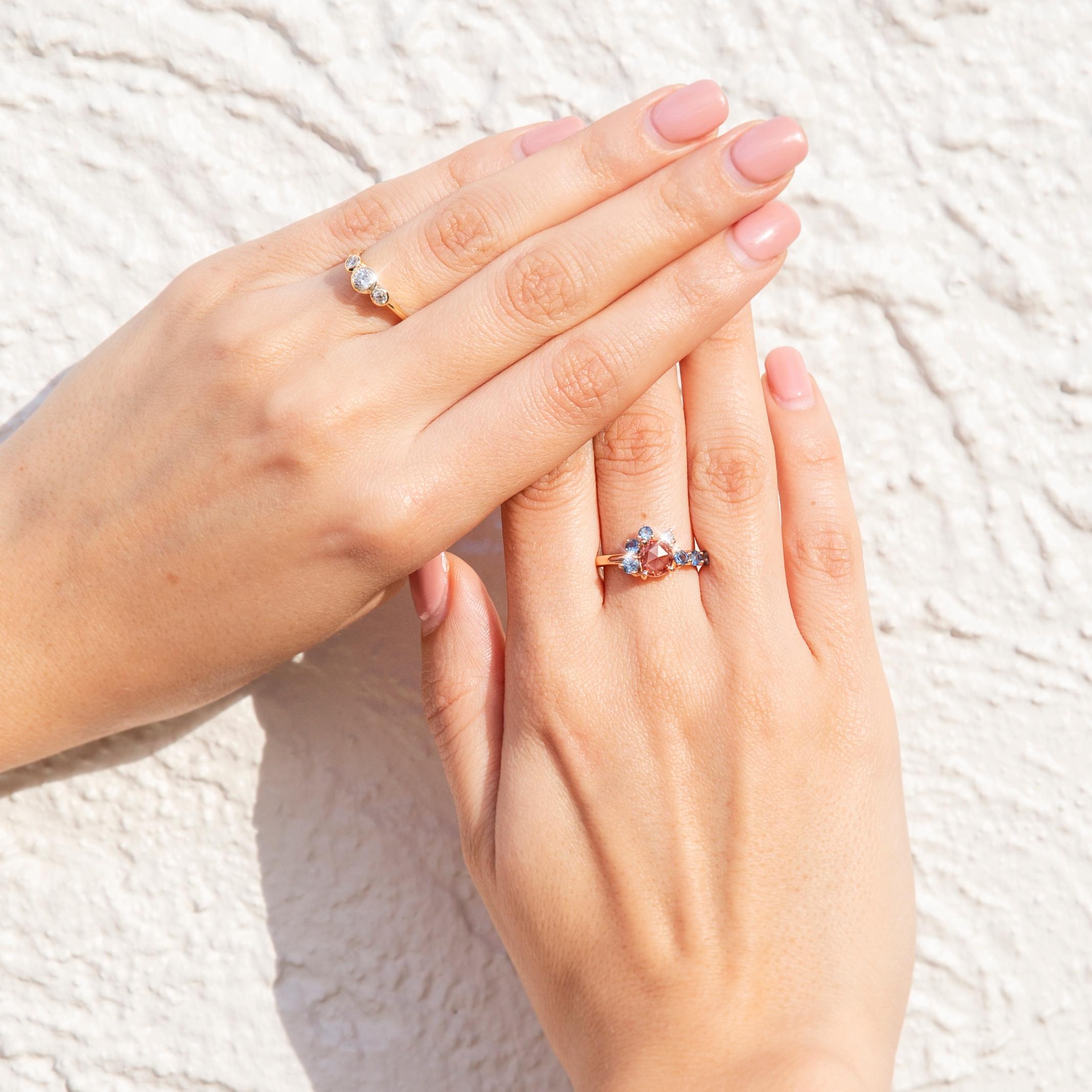 Zeitgenössischer Cluster-Ring aus 18 Karat Roségold mit Pfirsich und blauem Saphir und Diamant 3