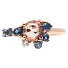 Bague contemporaine en or rose 18 carats avec grappe de saphirs bleus et pêches et de diamants