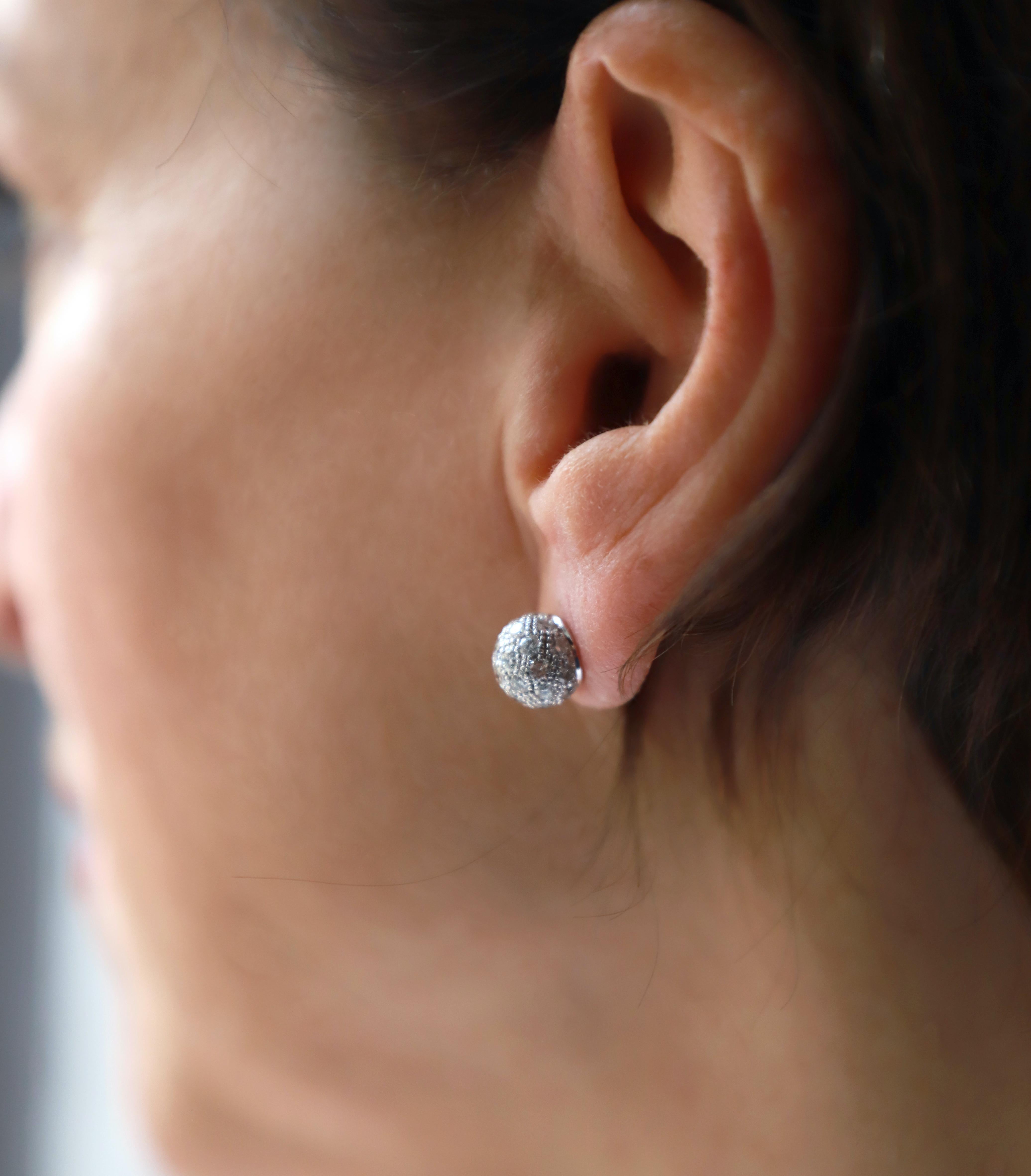 Boucles d'oreilles sphère ronde en or blanc 18 carats et diamants blancs 1,87 carat de Rossella Ugolini Design Collection Contemporary. Parfait pour les tenues de tous les jours et pour les événements élégants. C'est aussi un cadeau d'anniversaire