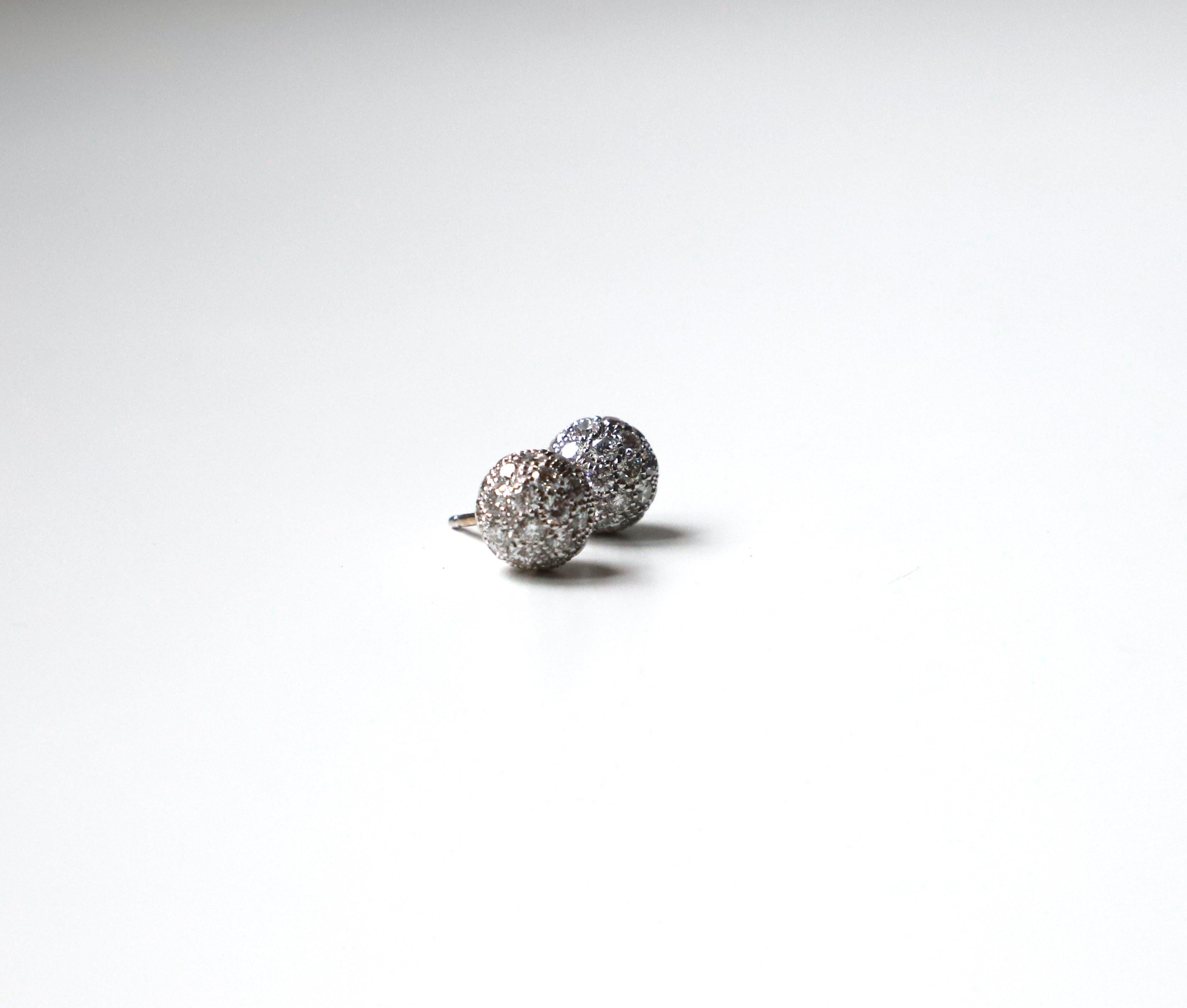 Clous d'oreilles contemporains unisexe en or blanc 18 carats avec diamants blancs de 1,87 carat Unisexe en vente