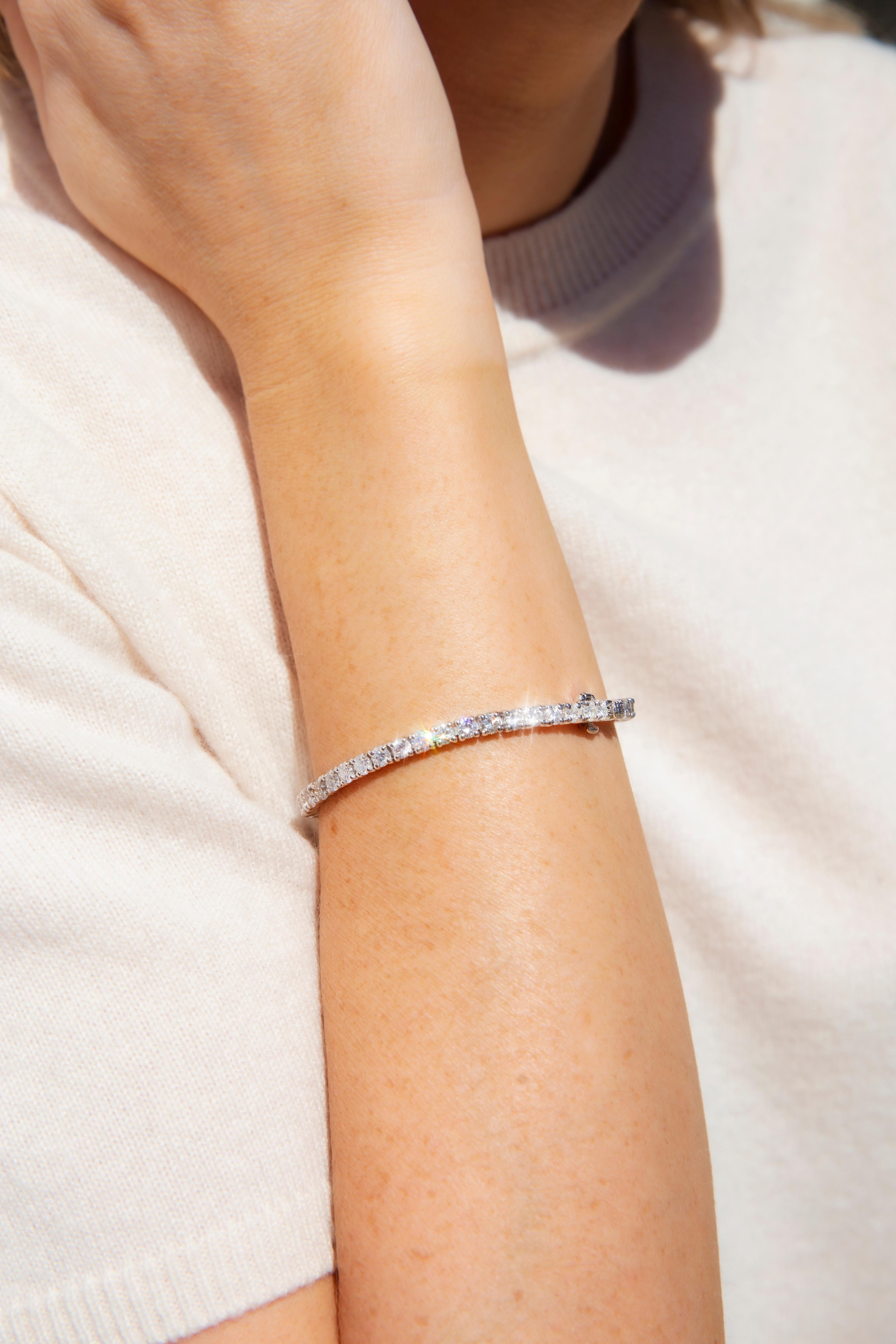 Contemporary 18 Carat White Gold Round Brilliant Diamond Tennis Bracelet 6