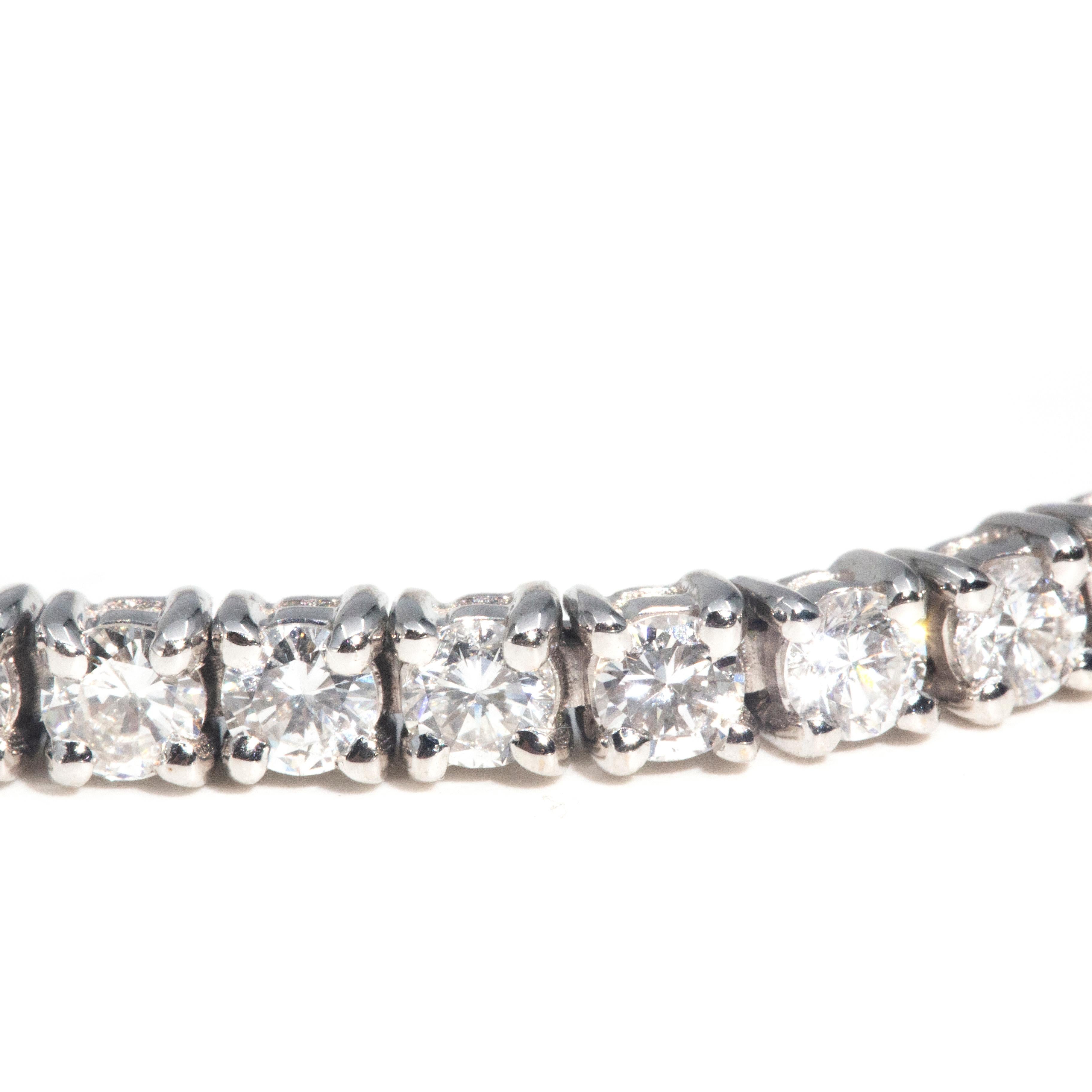 Round Cut Contemporary 18 Carat White Gold Round Brilliant Diamond Tennis Bracelet