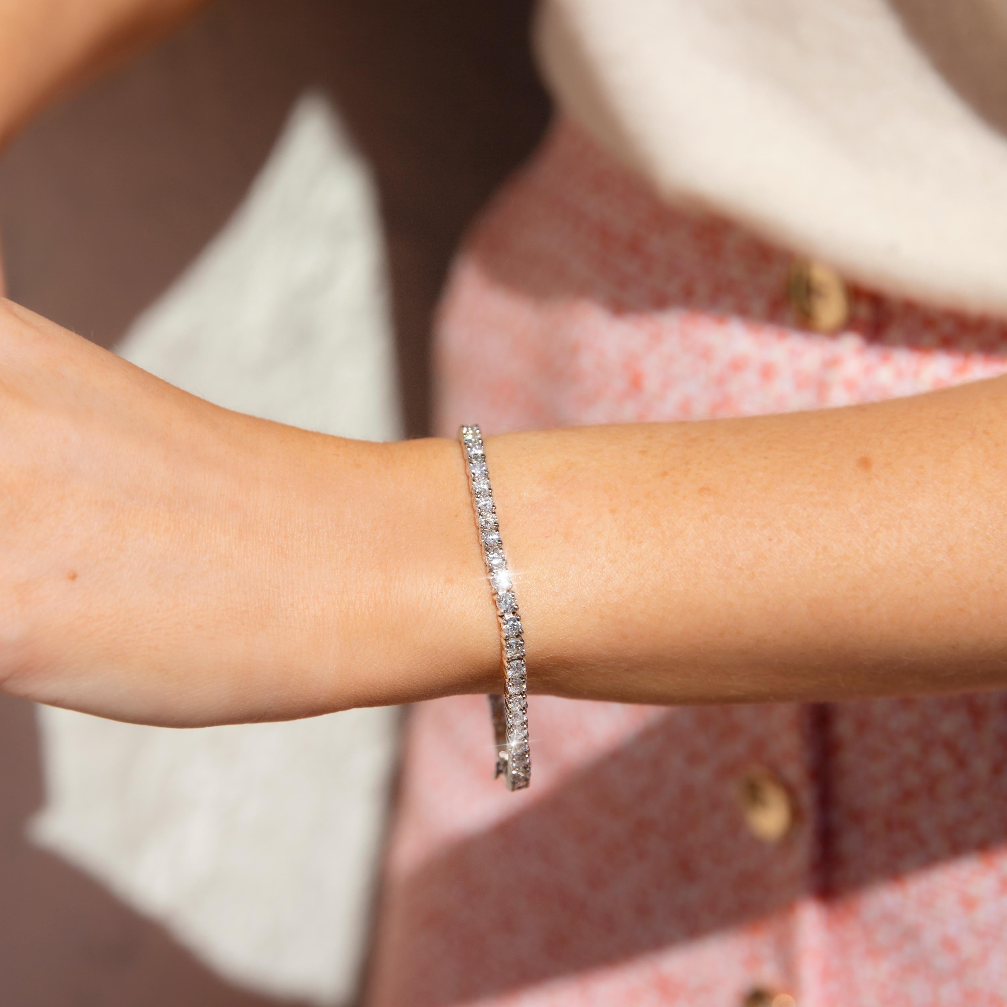 Contemporary 18 Carat White Gold Round Brilliant Diamond Tennis Bracelet 2