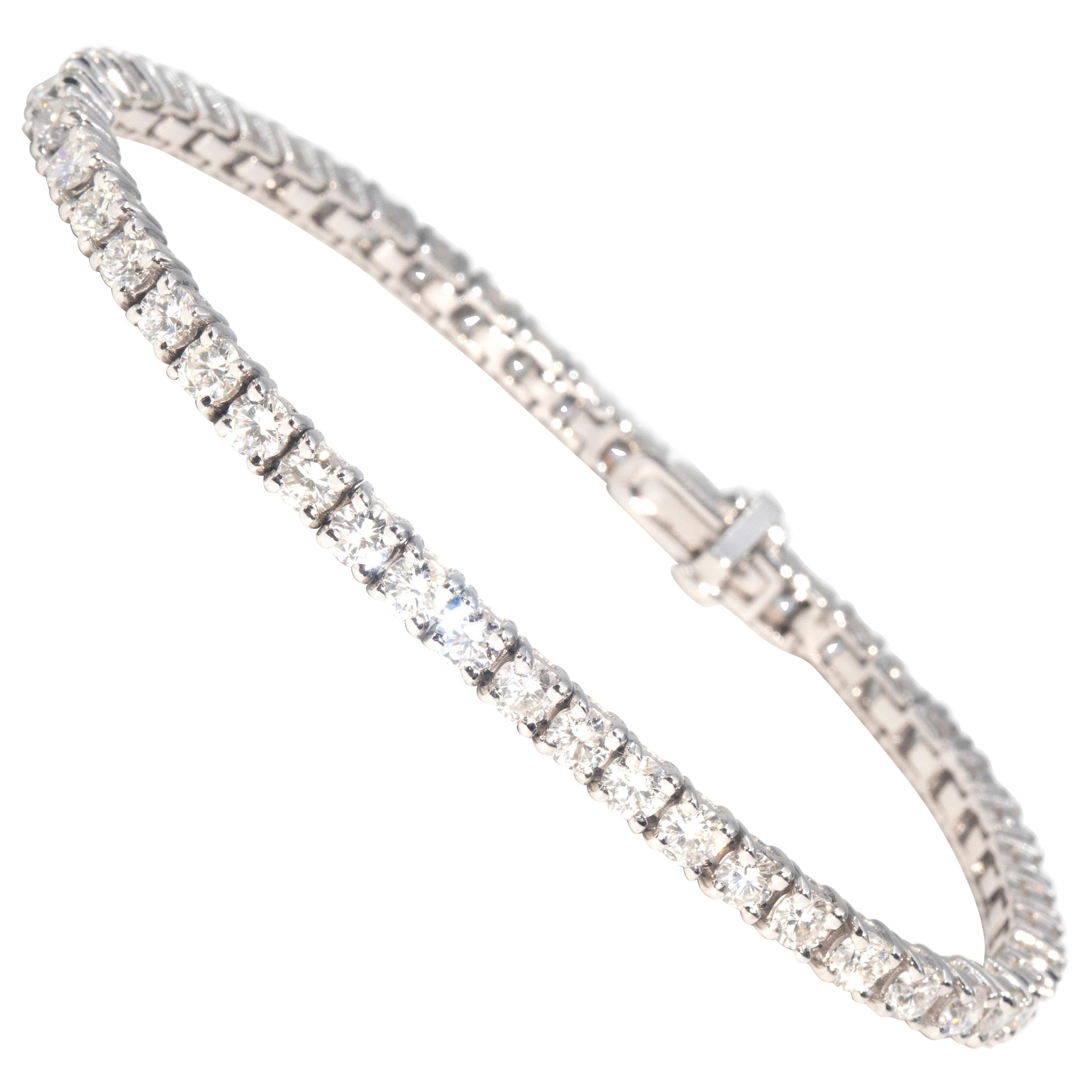 Zeitgenössisches Tennisarmband aus 18 Karat Weißgold mit rundem Brillanten