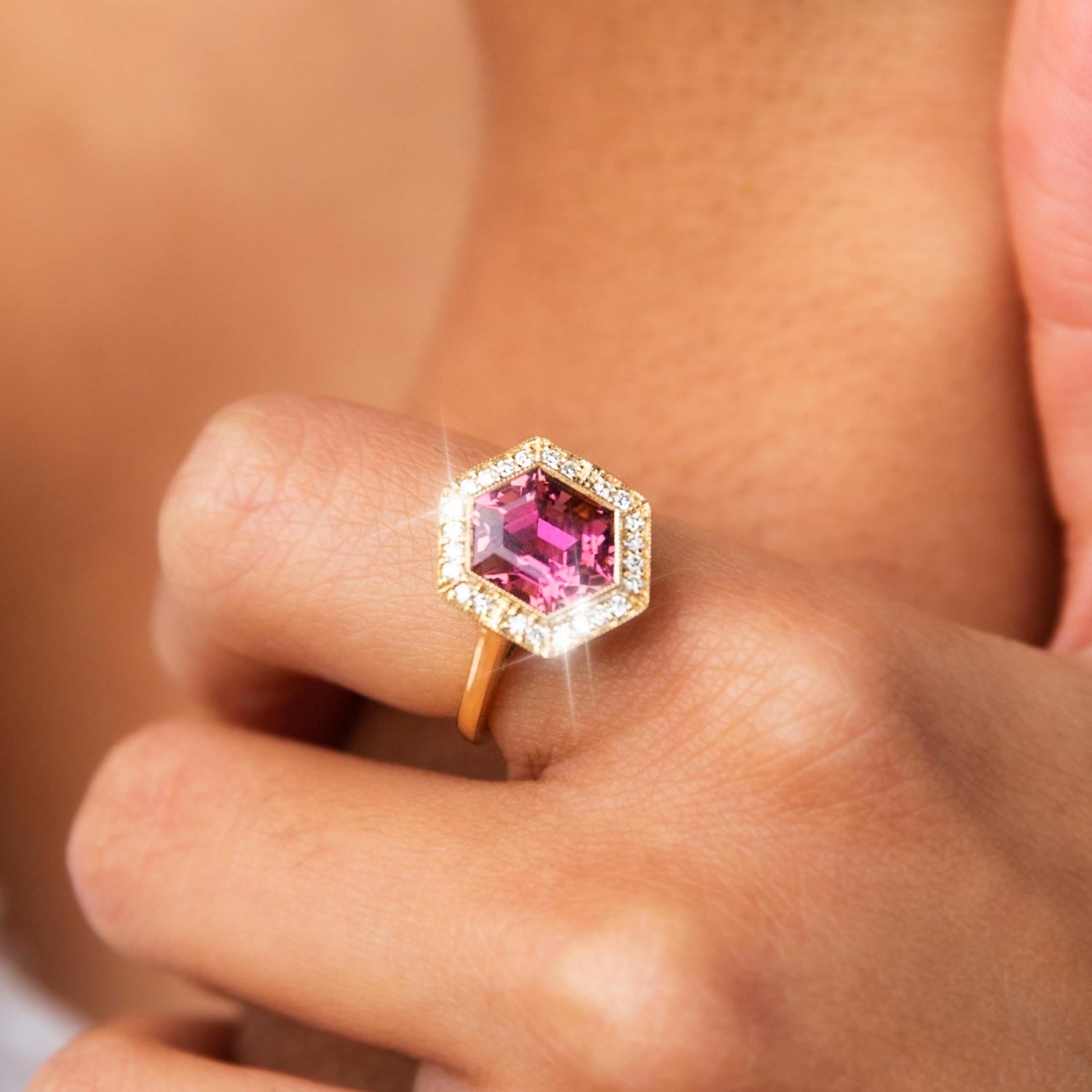 Women's or Men's Contemporary 18 Carat Yellow Gold Reddish-Purple Tourmaline and Diamond Ring