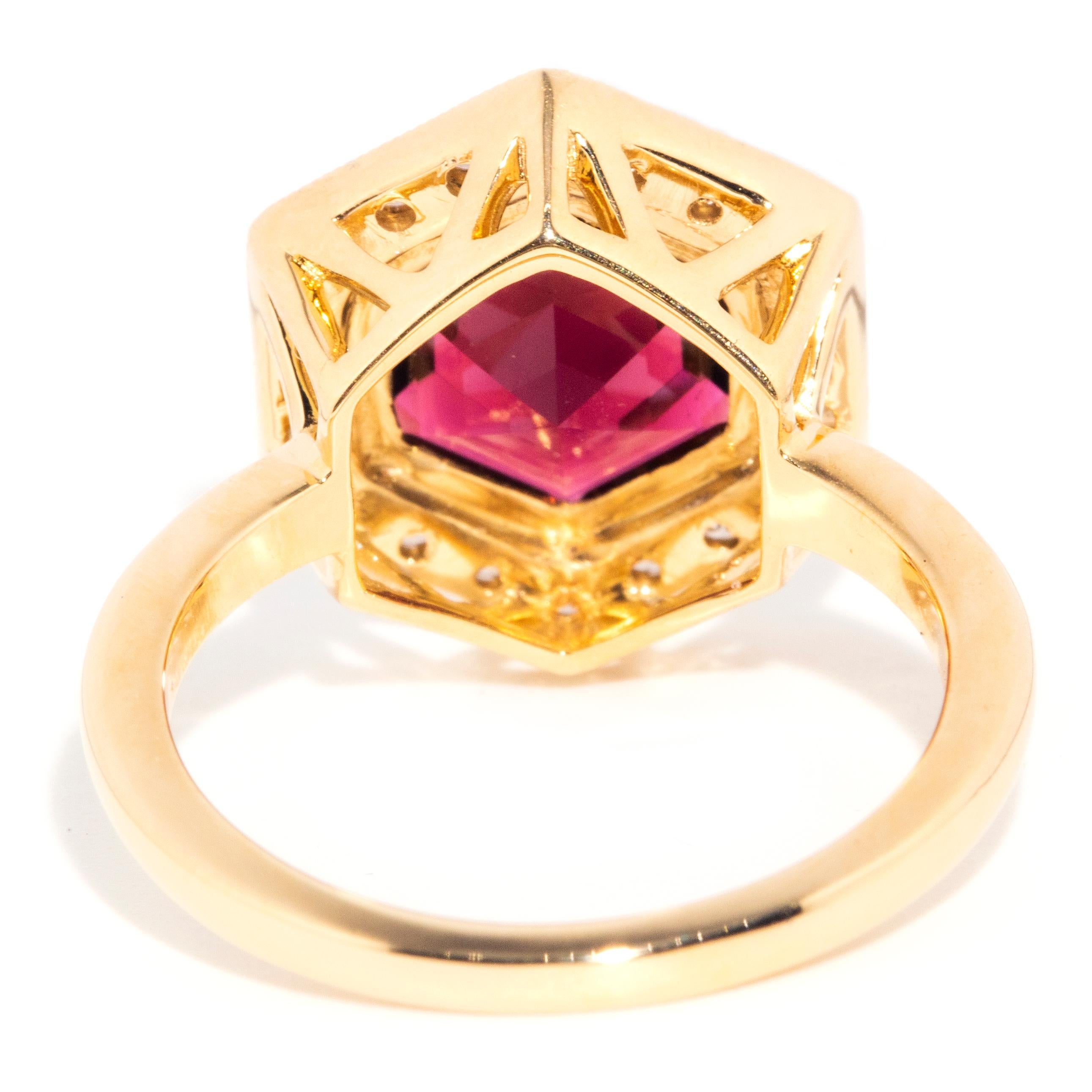 Contemporary 18 Carat Yellow Gold Reddish-Purple Tourmaline and Diamond Ring For Sale 1