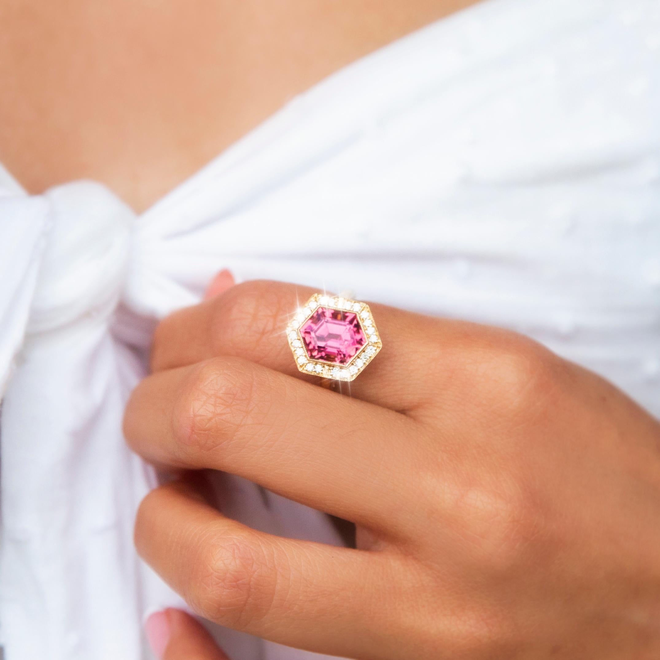 Contemporary 18 Carat Yellow Gold Reddish-Purple Tourmaline and Diamond Ring 2