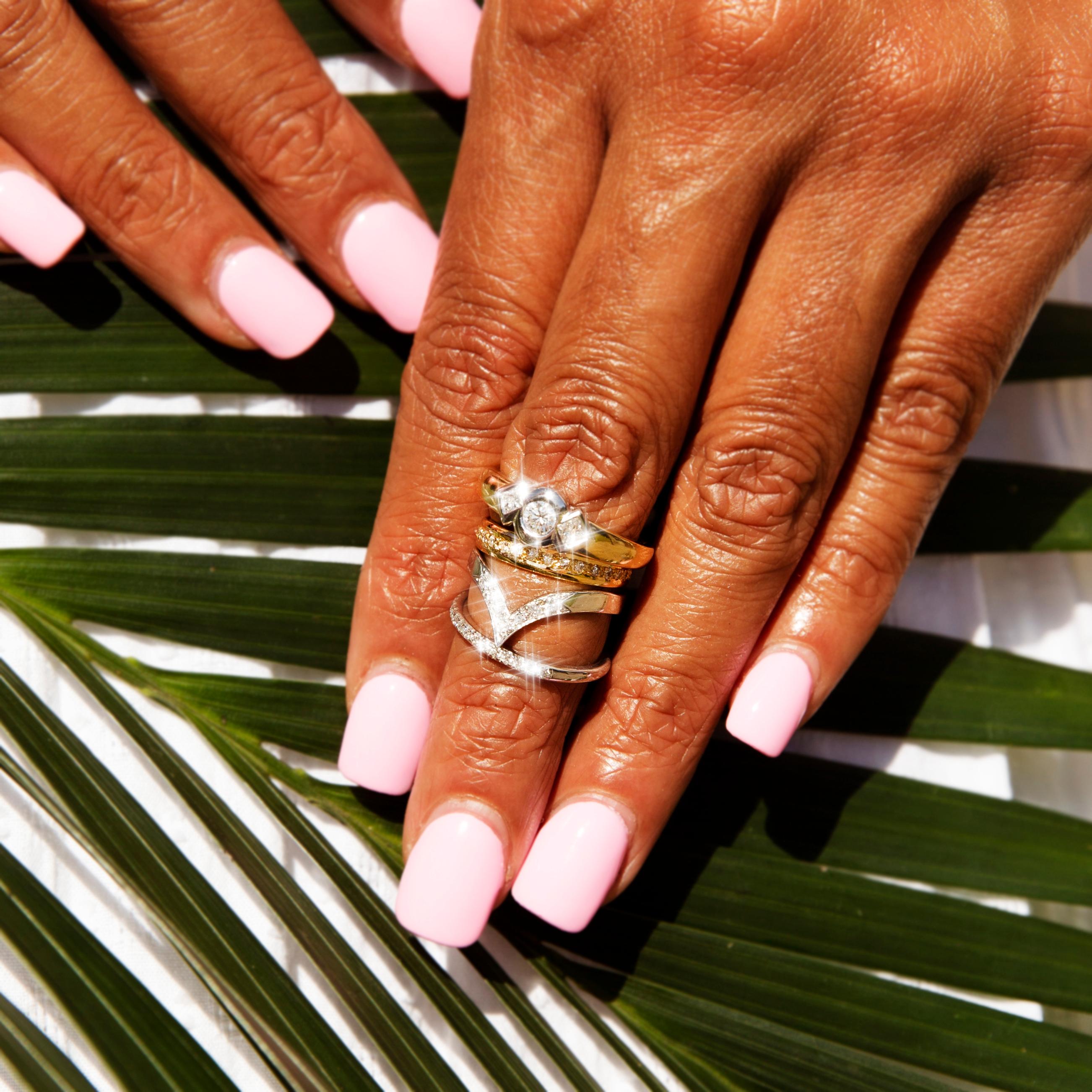 Réalisée en or 18 carats, cette opulente bague vintage présente un diamant rond de taille brillant, flanqué de deux diamants de taille princesse. Cette splendeur vintage s'appelle The Jalen Ring. La bande polie apporte une touche finale merveilleuse