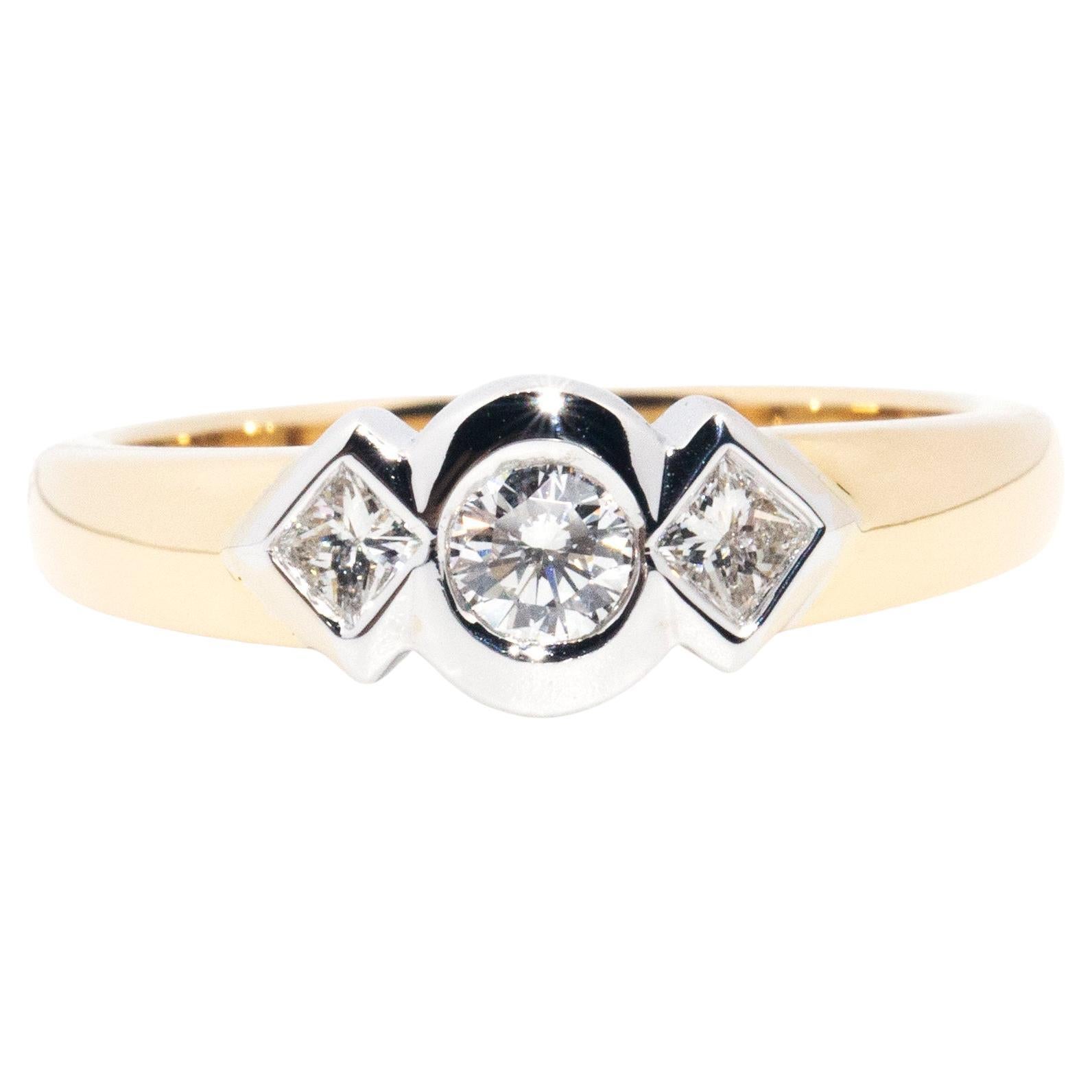 Bague contemporaine à trois pierres en or jaune et blanc 18 carats, sertie d'un rubis et de diamants en vente