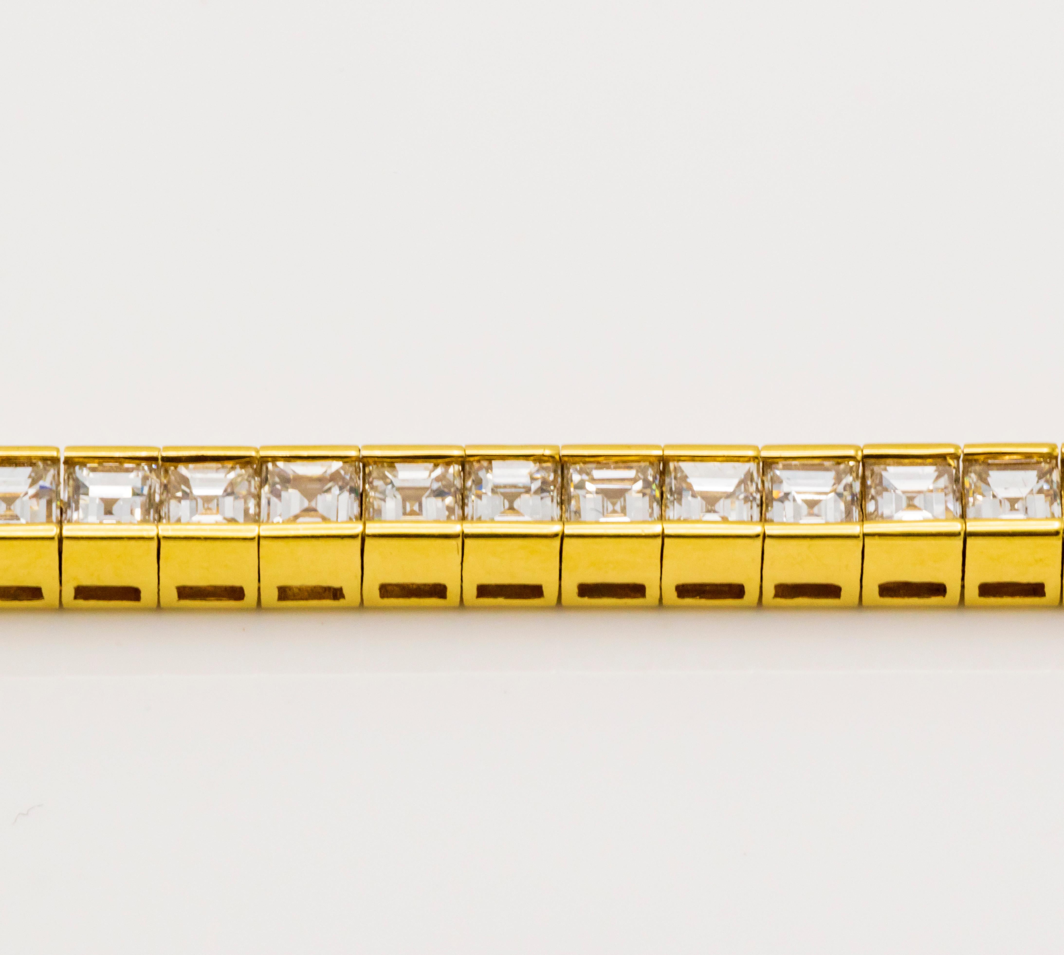 Contemporary 18 Karat Gold Diamond Line Bracelet In Excellent Condition For Sale In New York, NY