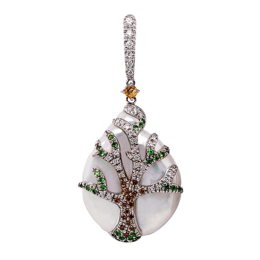 Contemporain Boucles d'oreilles contemporaines en or 18 carats perle d'eau douce diamant tsavorite saphir en vente