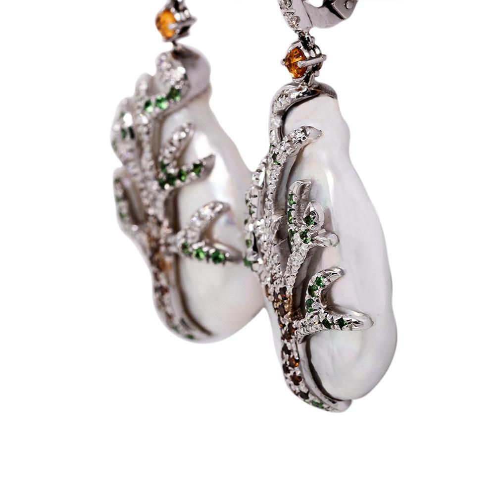 Taille ronde Boucles d'oreilles contemporaines en or 18 carats perle d'eau douce diamant tsavorite saphir en vente