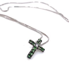Contemporary 18-Karat Gold GVS White Diamond & Tsavorite Cross Pendant and Chain