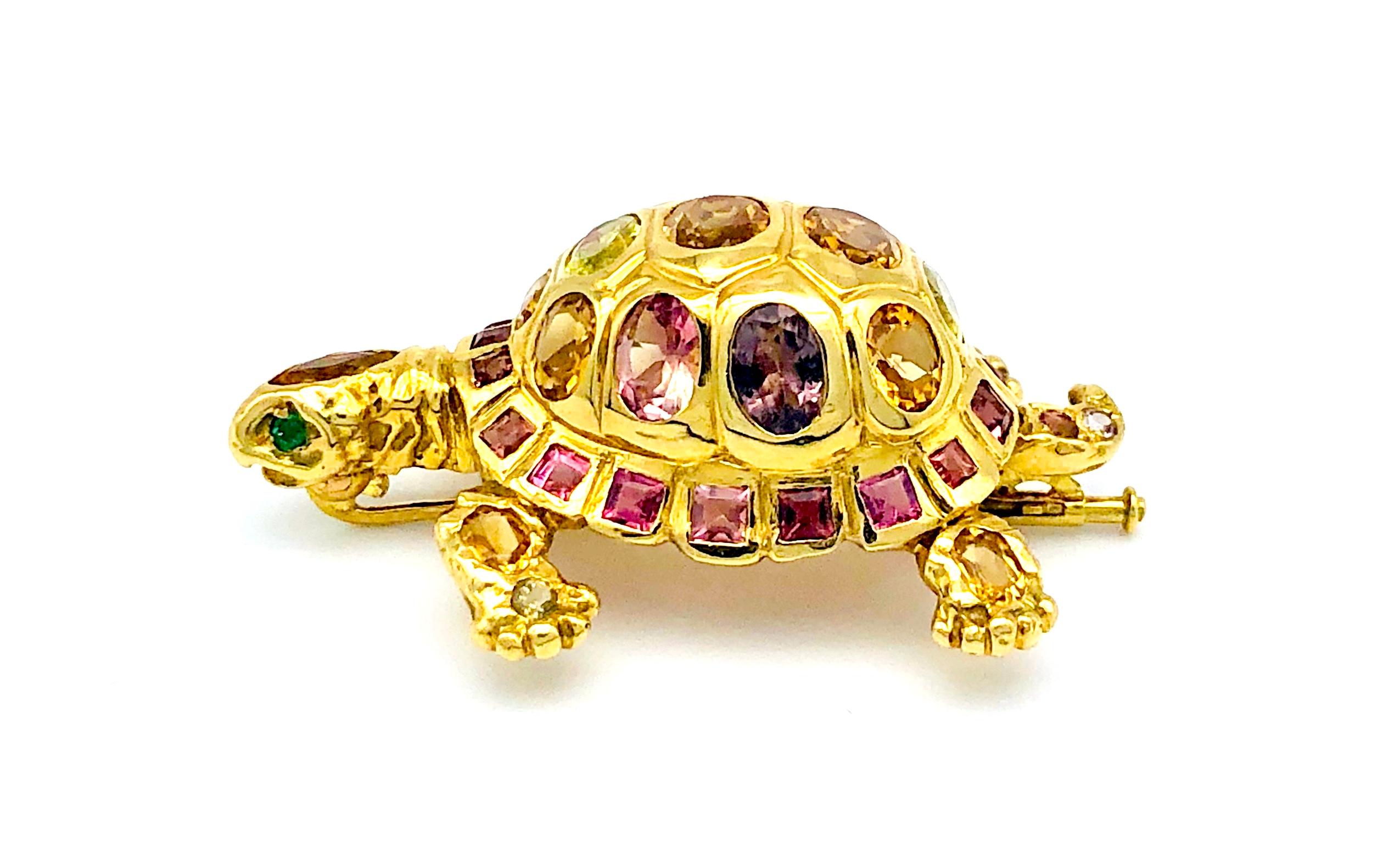 Contemporary 18 Karat Gold Schildkröte Schildkröte Reptil Turmalin Brosche Anhänger (Ovalschliff) im Angebot