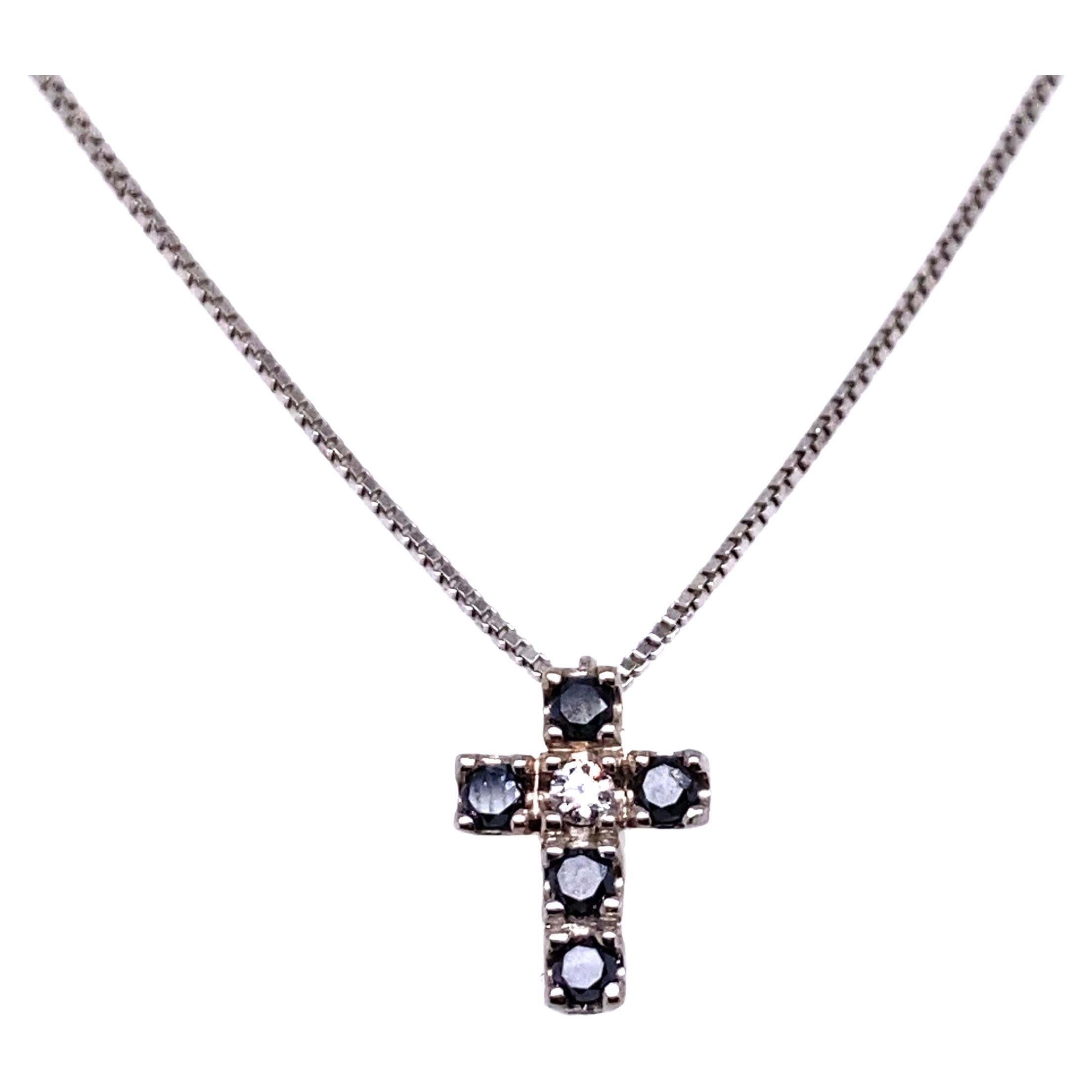 Contemporary 18-Karat Gold White and Black Diamond G VS Cross Pendant and Chain For Sale