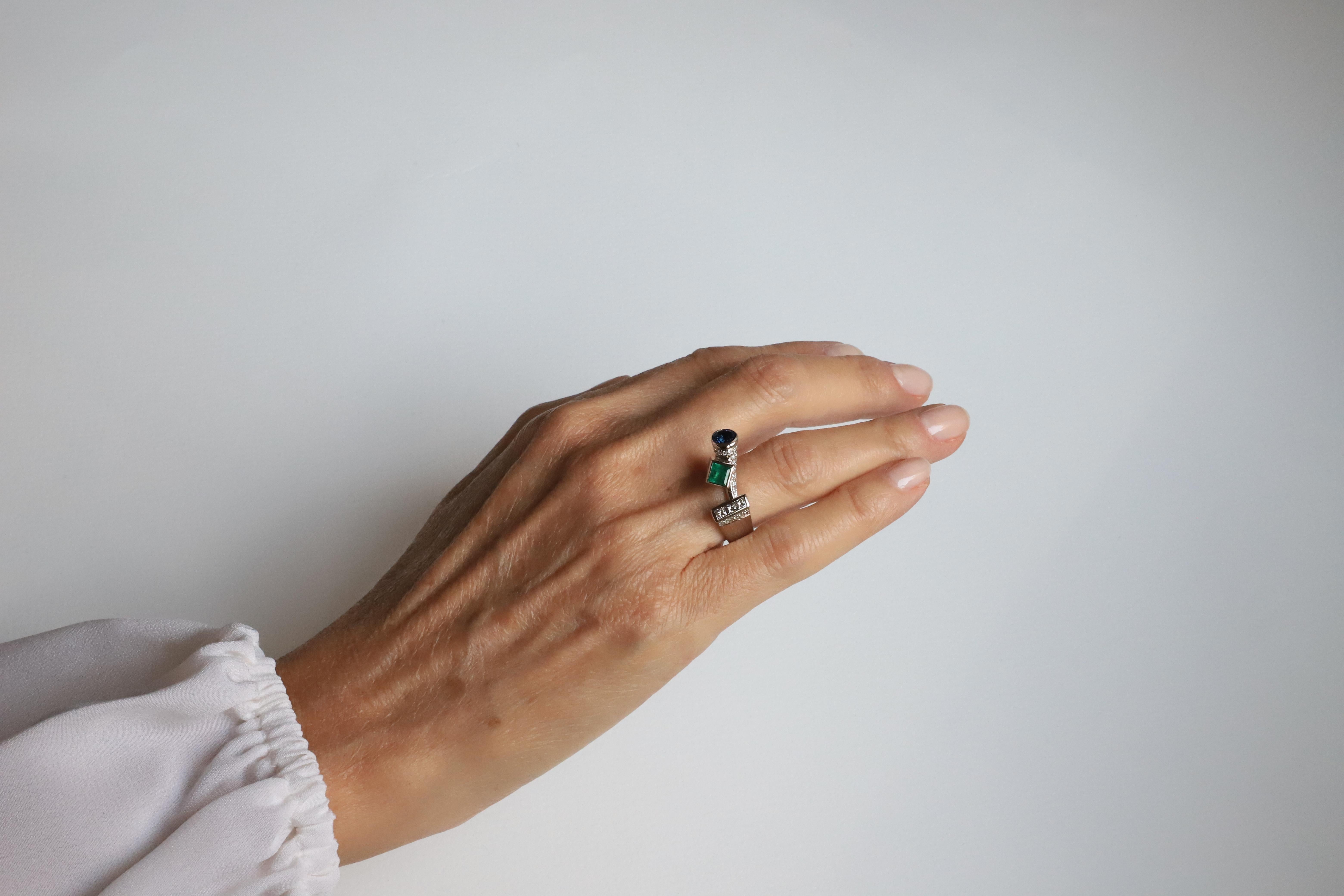Contemporary 18 Karat White Gold 1.12 Karat Diamond Sapphire Emerald Design Ring For Sale 2