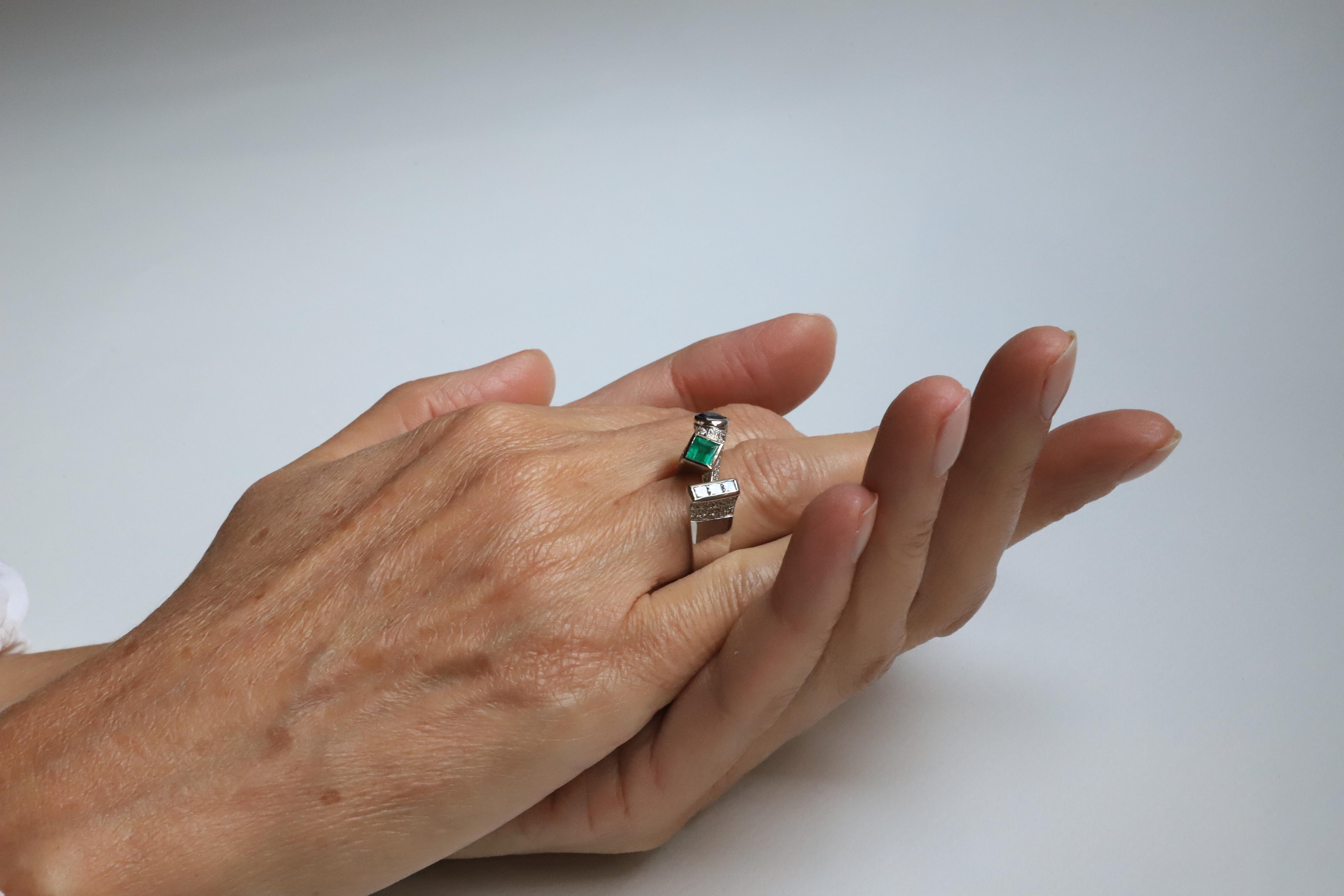 Zeitgenössischer 18 Karat Weißgold 1,12 Karat Diamant Saphir Smaragd Design Ring (Smaragdschliff) im Angebot