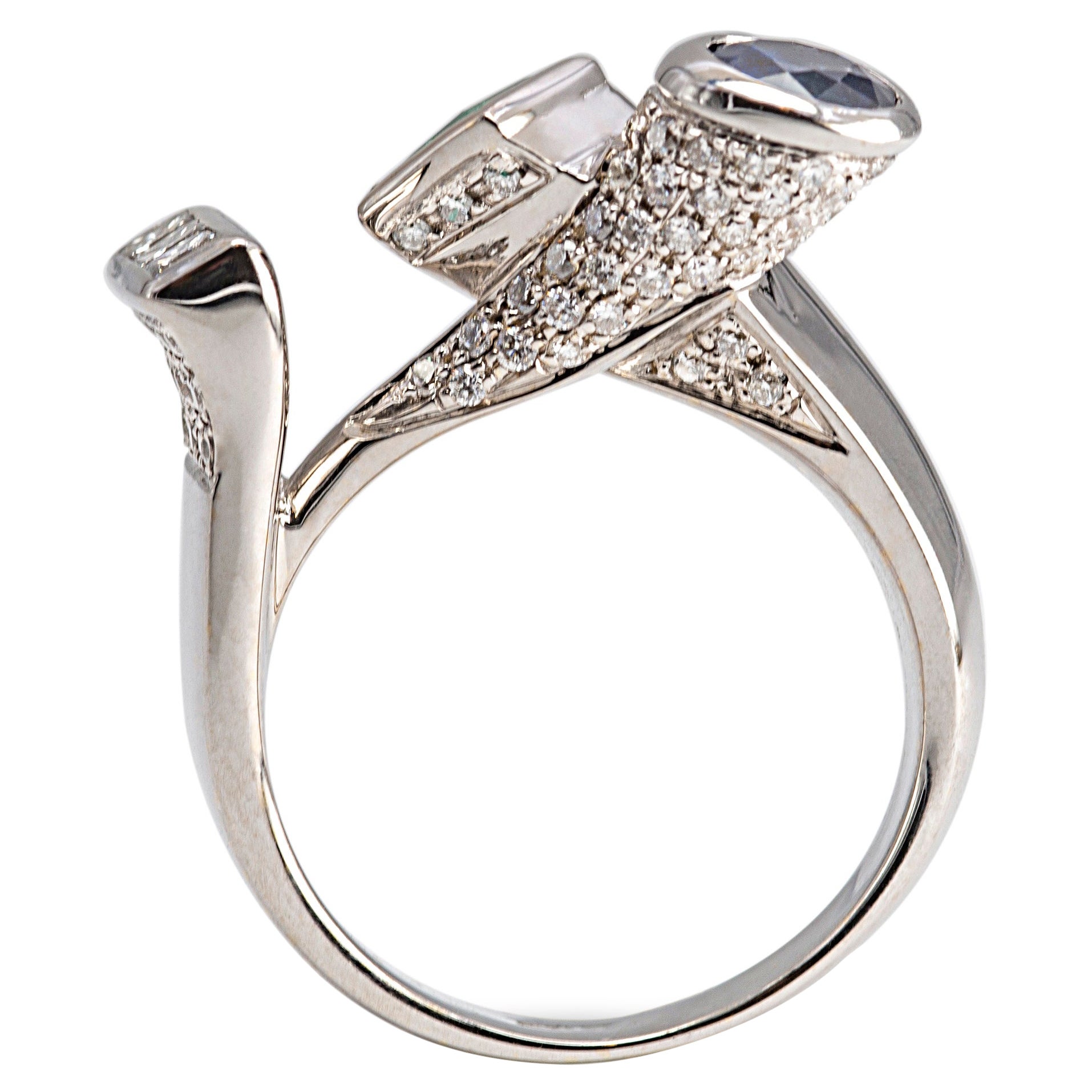 Bague contemporaine en or blanc 18 carats à motif d'émeraude, saphir et diamant de 1,12 carat en vente