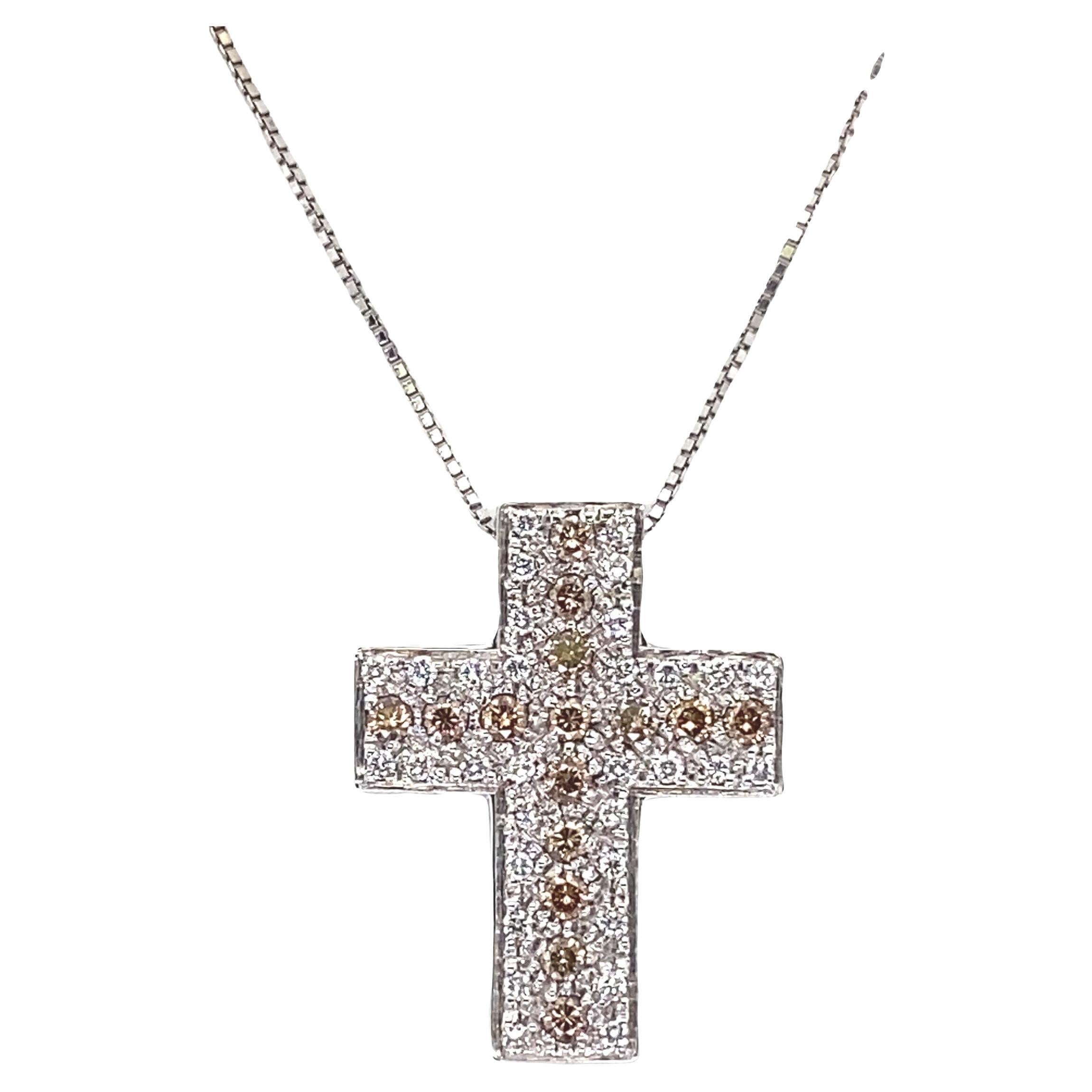 Pendentif croix contemporaine en or blanc 18 carats avec diamant F/G VVS et chaîne