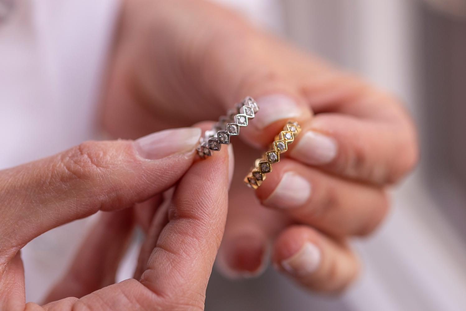 Anello con diamanti bianchi da 0,80 carati in oro giallo 18 carati dal design contemporaneo e unisex in vendita 2