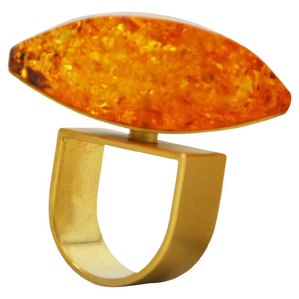 Contemporary 18 Karat Yellow Gold Amber Cocktail Ring For Sale