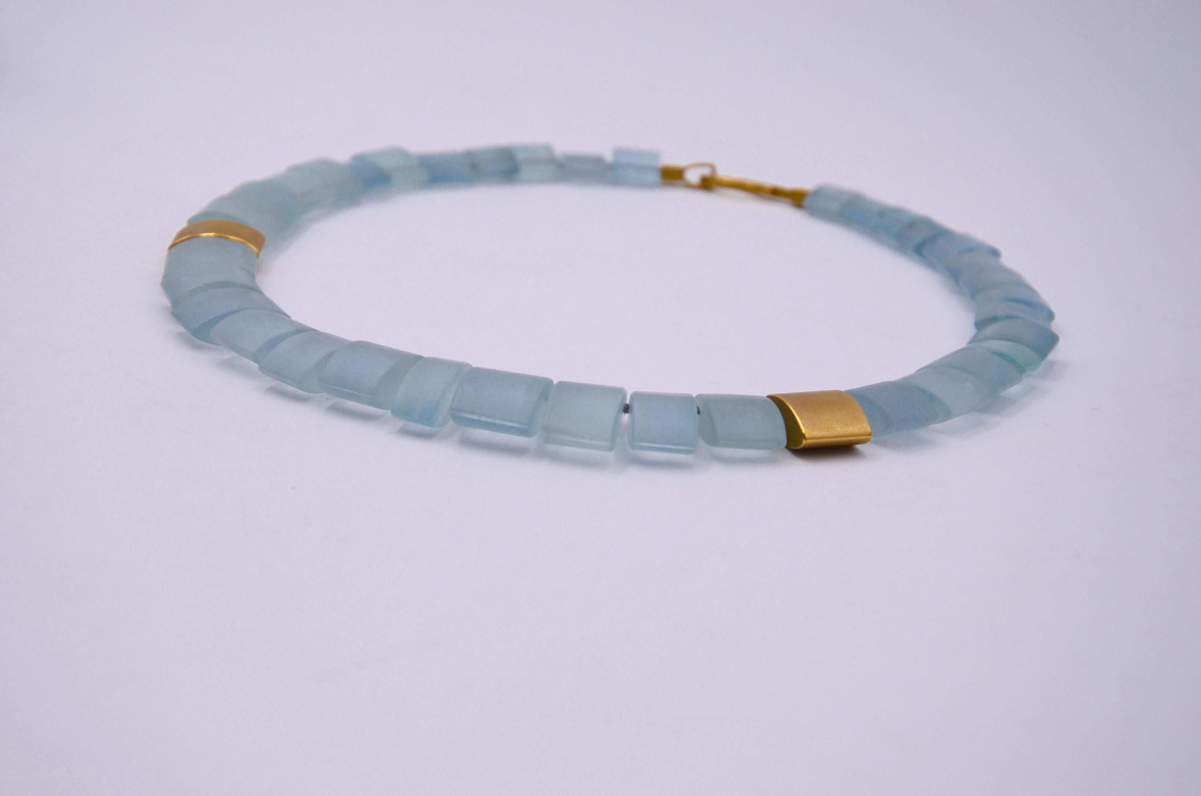 Contemporary 18 Karat Yellow Gold Aquamarine Colliers For Sale 2