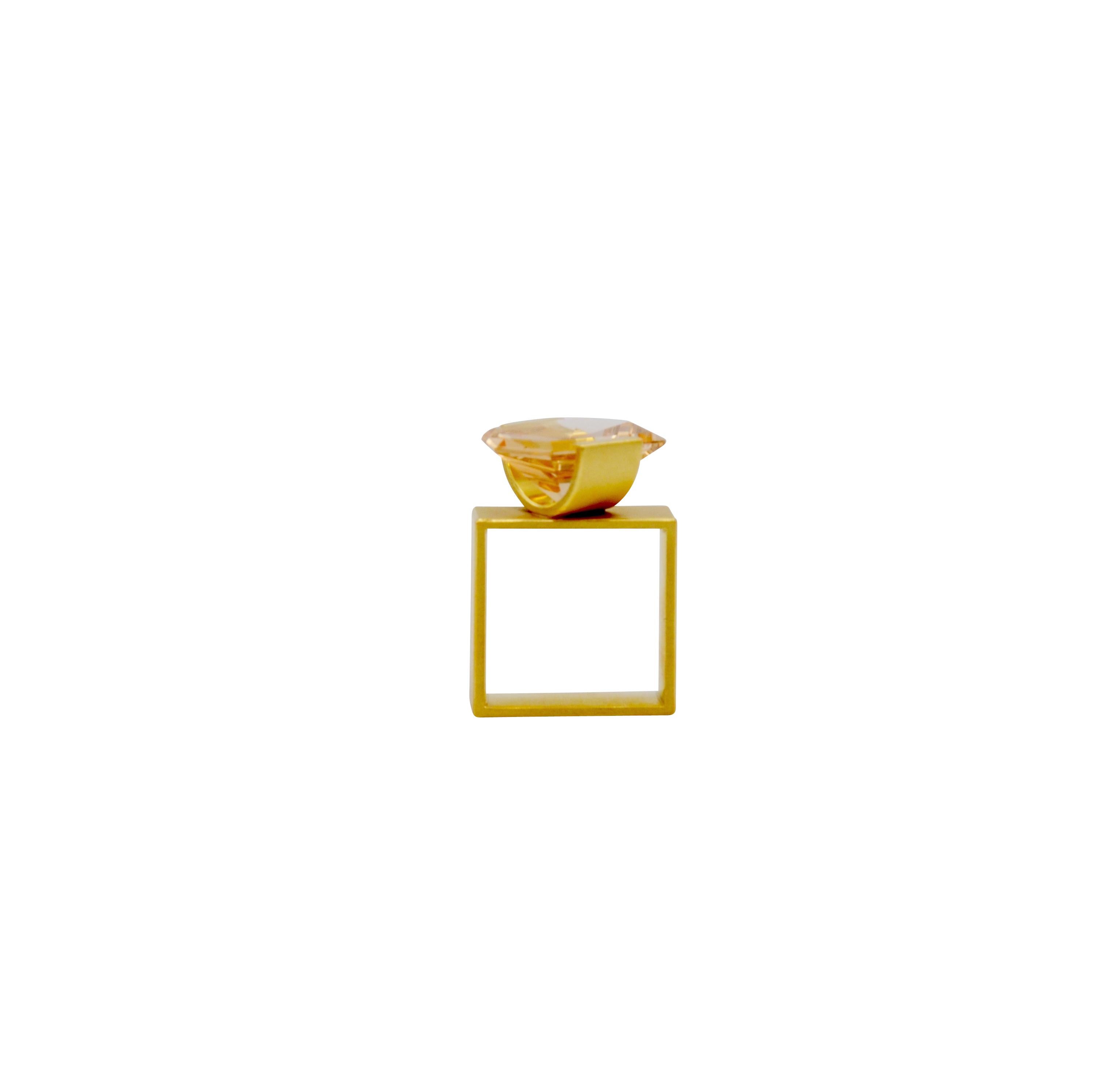 Contemporary 18 Karat Yellow Gold Citrine Cocktail Ring In New Condition For Sale In Schwaz, Tirol