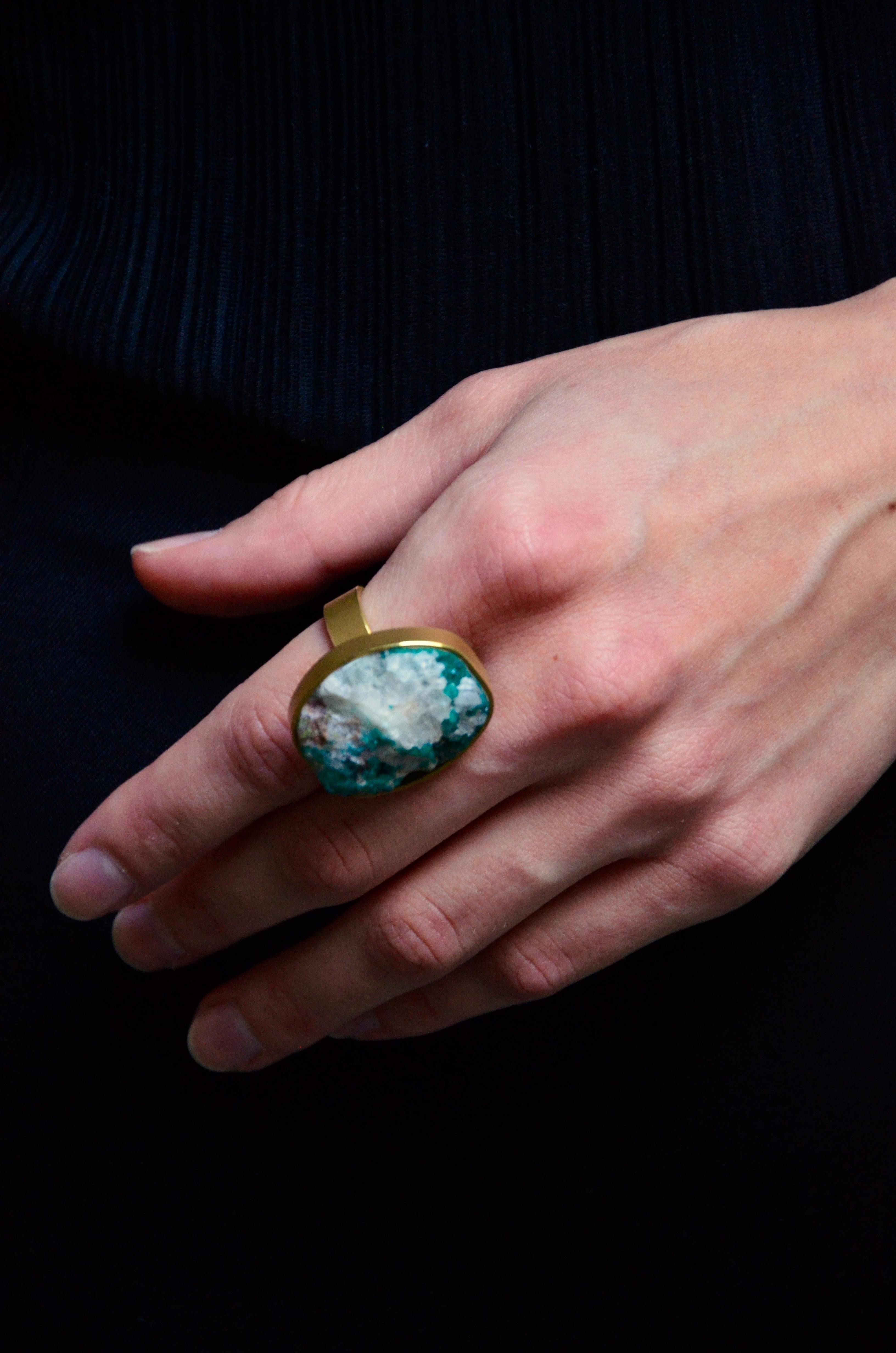 Contemporary 18 Karat Yellow Gold Dioptase Cocktail Ring For Sale 1