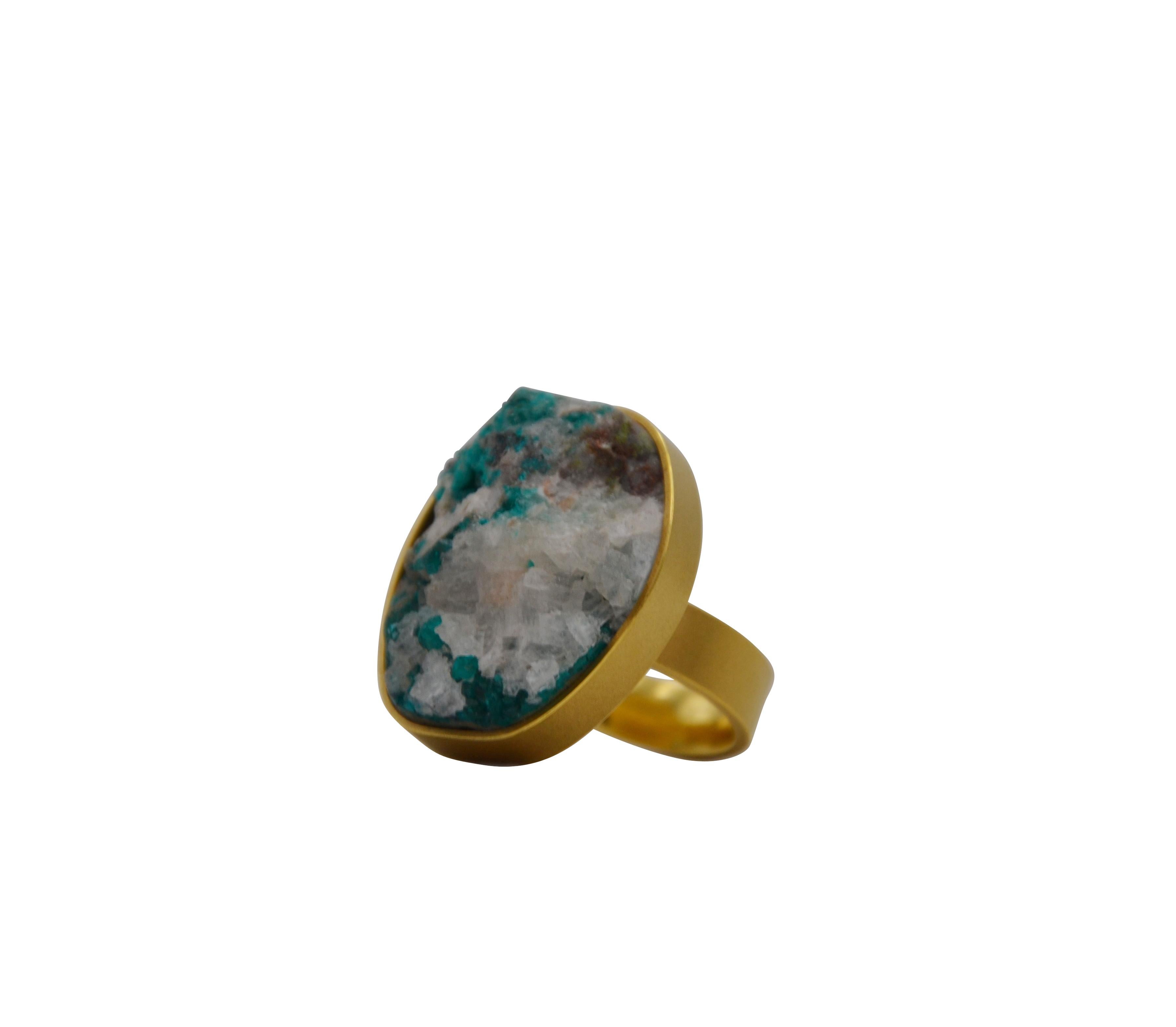 Contemporary 18 Karat Yellow Gold Dioptase Cocktail Ring For Sale 2