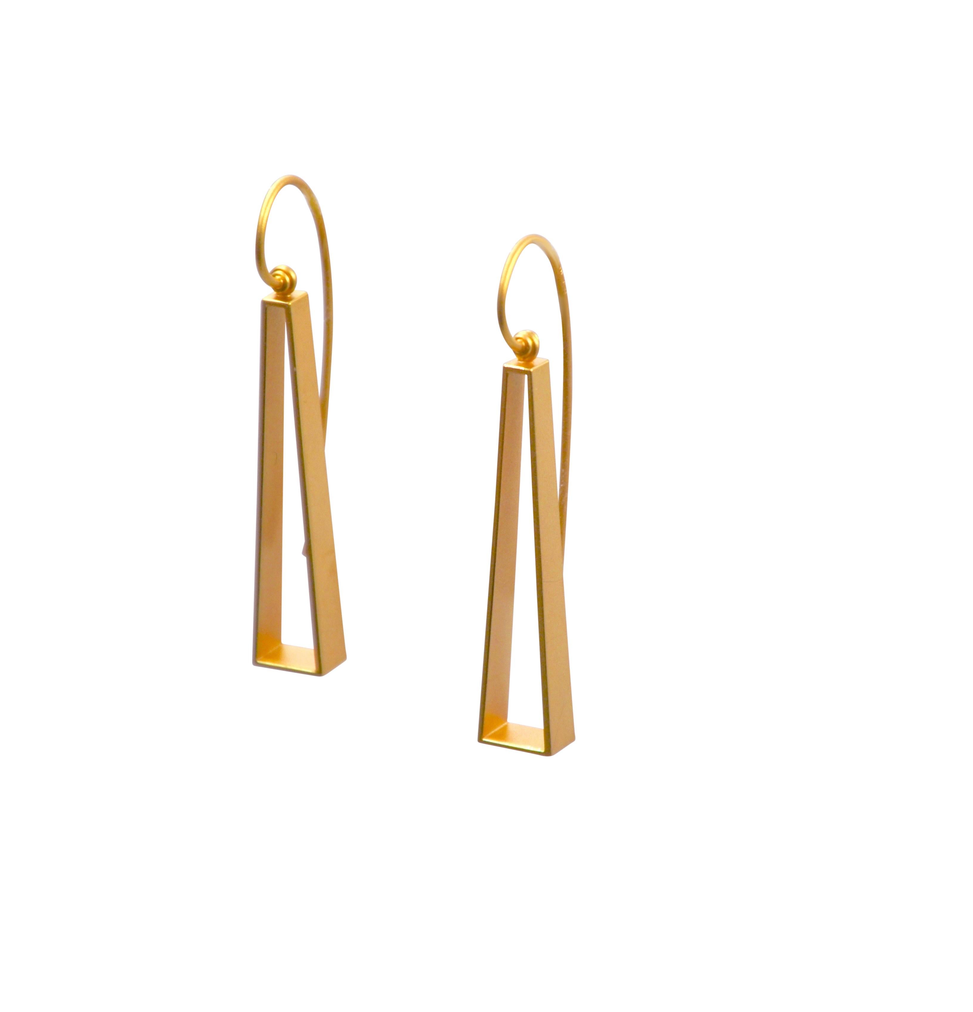 Contemporary 18 Karat Yellow Gold Earrings For Sale 3