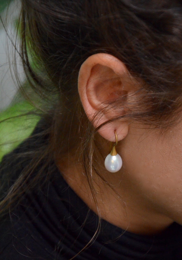 Boucles d'oreilles contemporaines en or jaune 18 carats et perles d'eau  douce - En vente sur 1stDibs