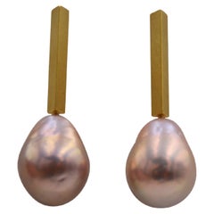 Contemporary 18 Karat Yellow Gold Ming Pearl Earrings