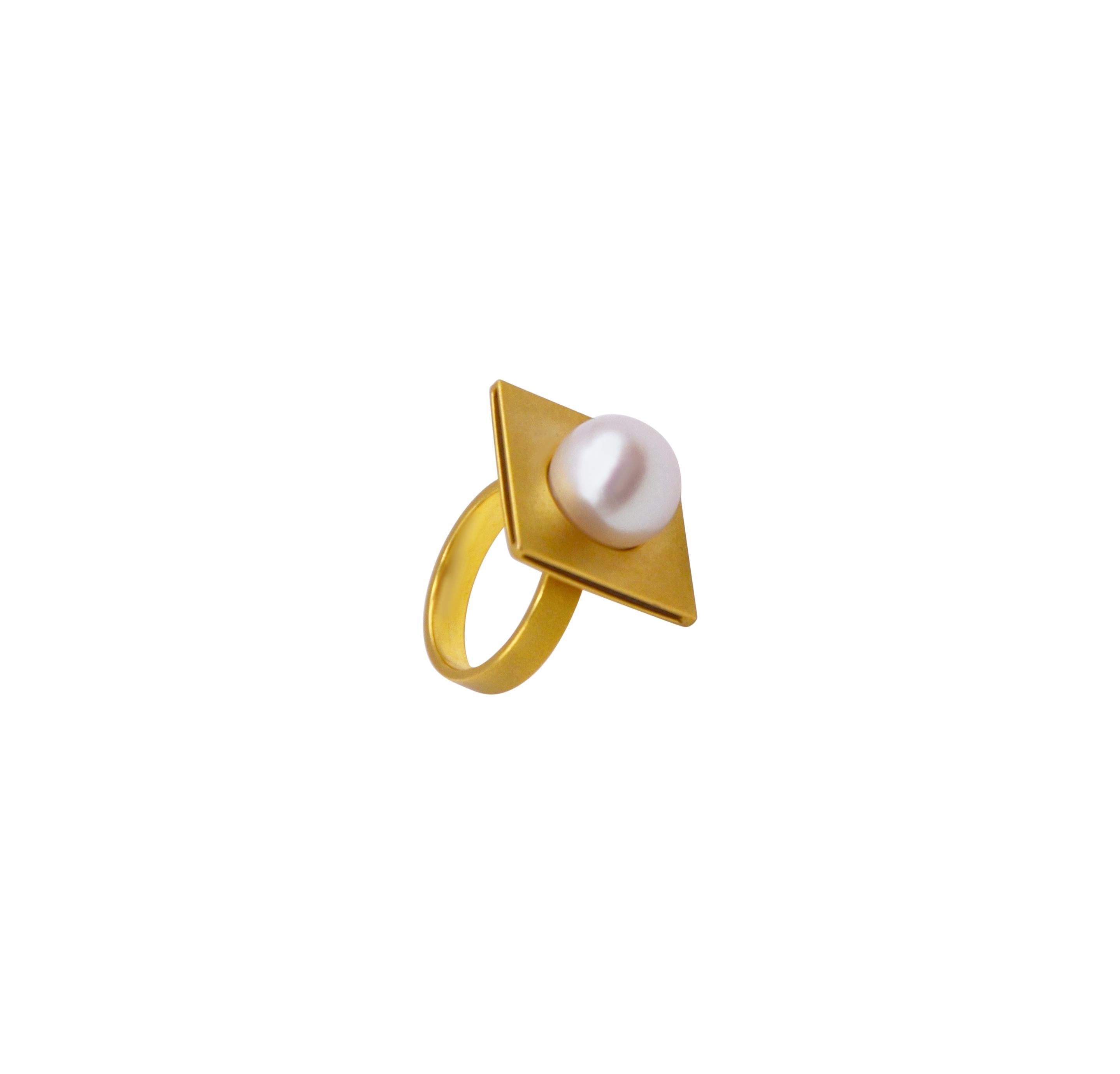 Contemporain Bague cocktail contemporaine en or jaune 18 carats et perles en vente
