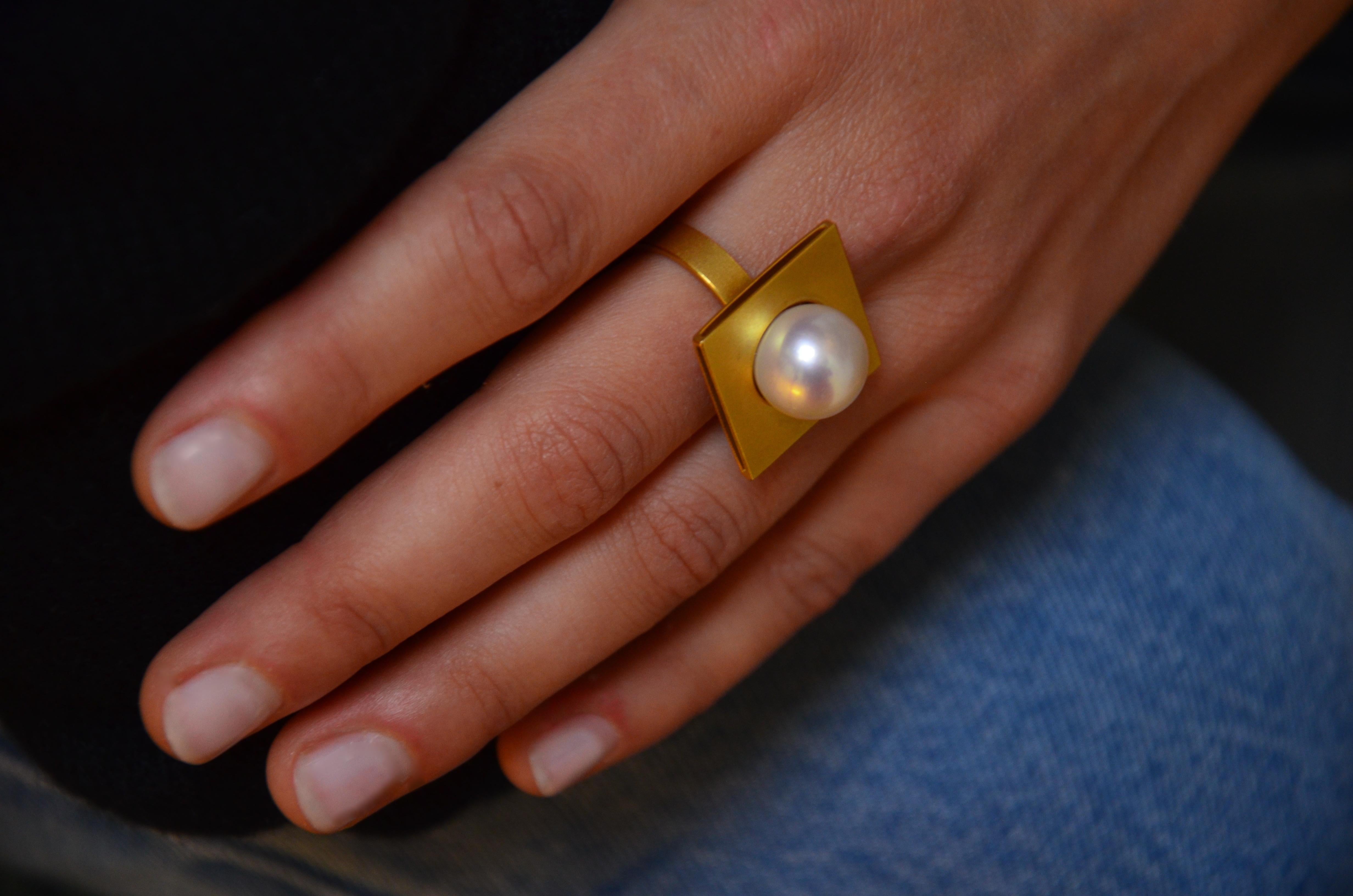 Taille ronde Bague cocktail contemporaine en or jaune 18 carats et perles en vente