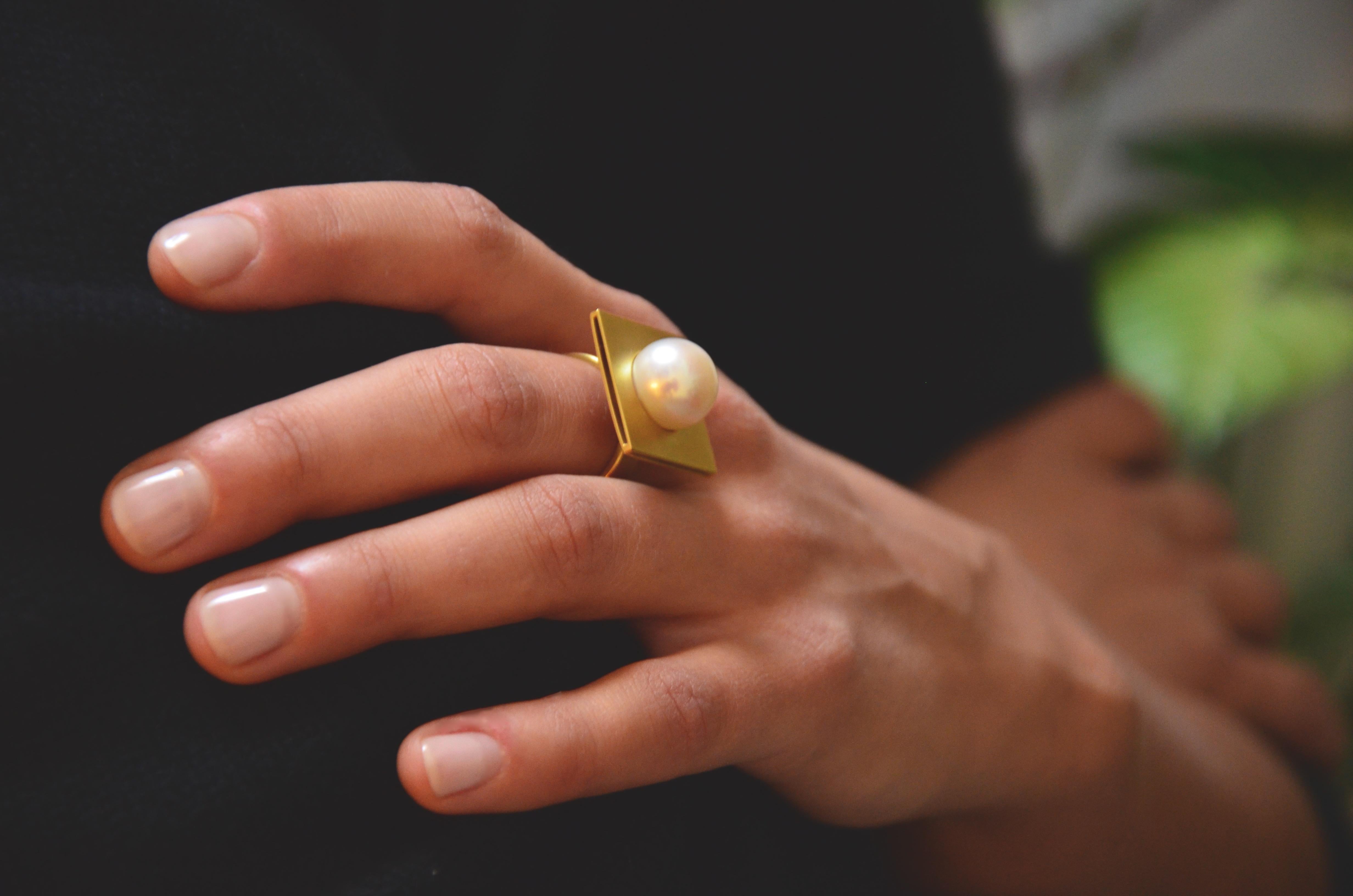 Bague cocktail contemporaine en or jaune 18 carats et perles Unisexe en vente