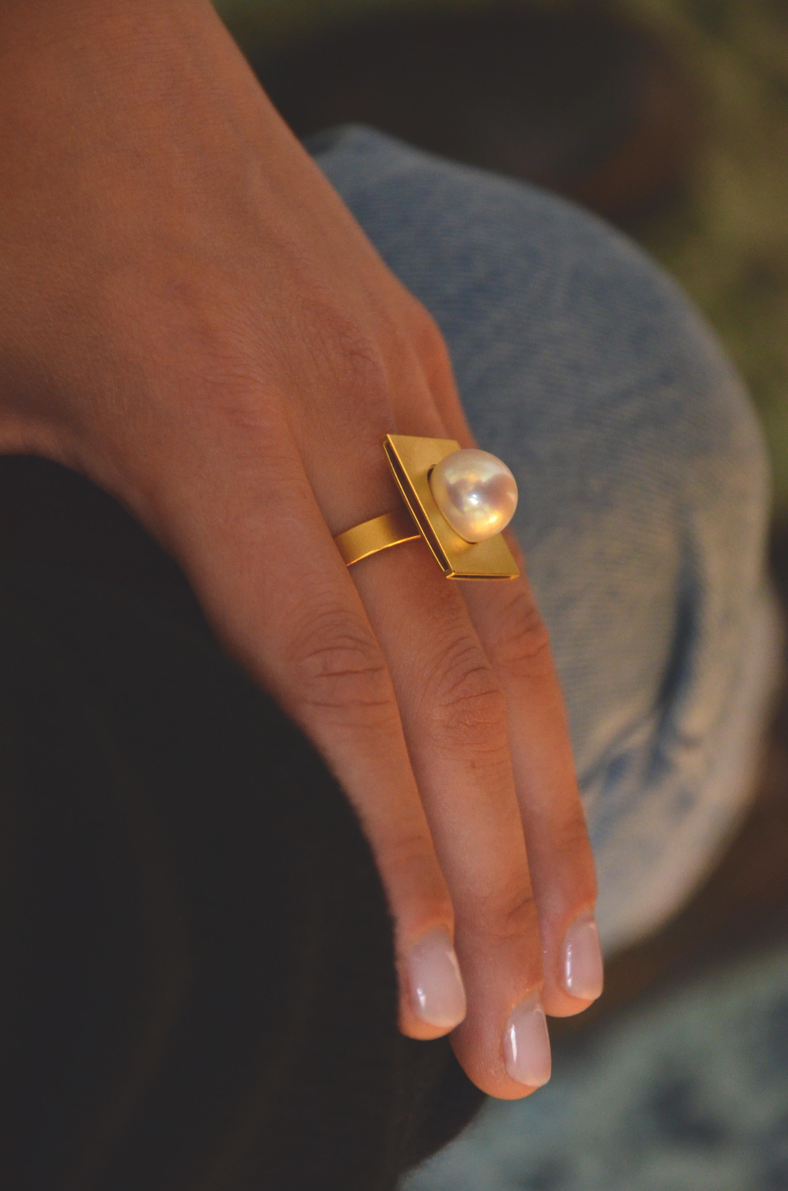 Bague cocktail contemporaine en or jaune 18 carats et perles en vente 1