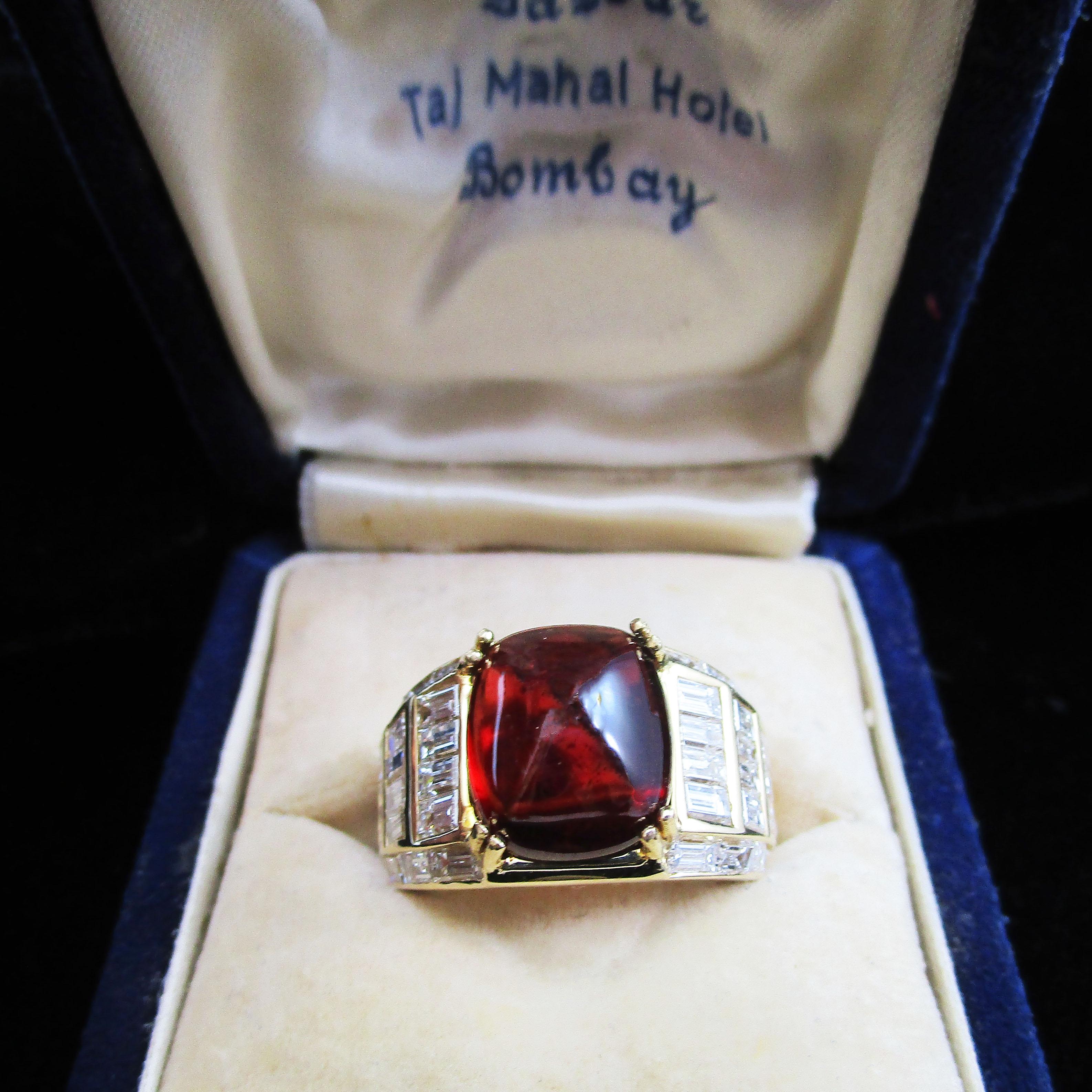 Bague contemporaine surdimensionnée en or jaune 18 carats avec grenat rouge et diamants en vente 6