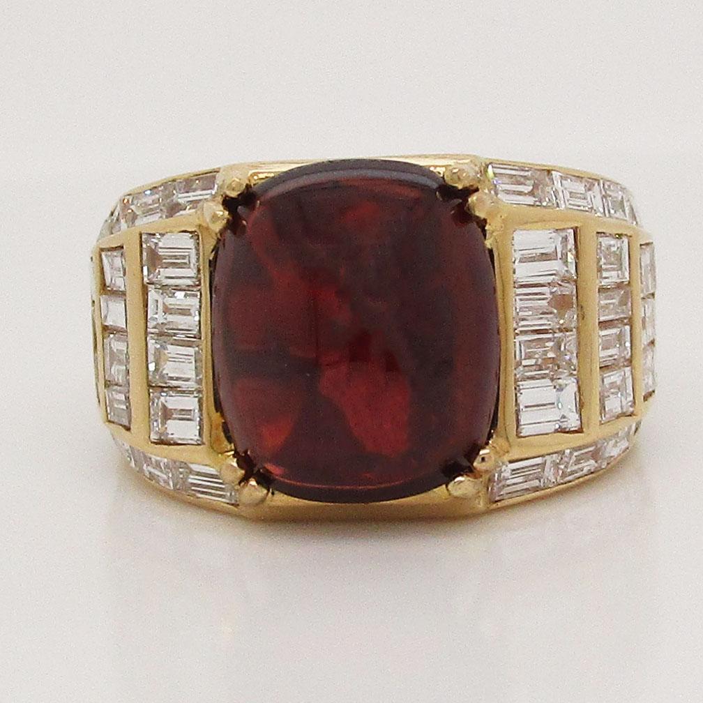 Contemporain Bague contemporaine surdimensionnée en or jaune 18 carats avec grenat rouge et diamants en vente