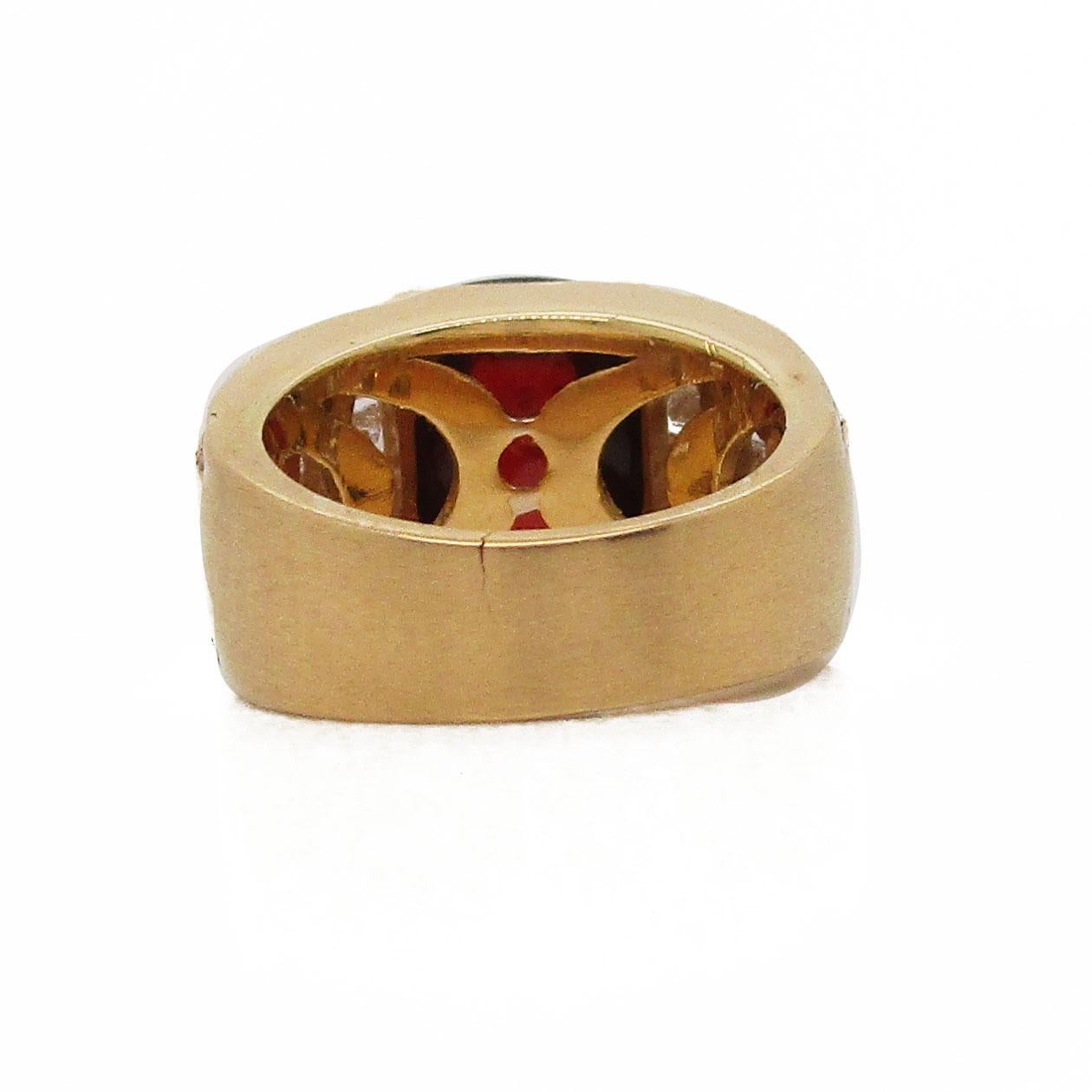 Bague contemporaine surdimensionnée en or jaune 18 carats avec grenat rouge et diamants en vente 1